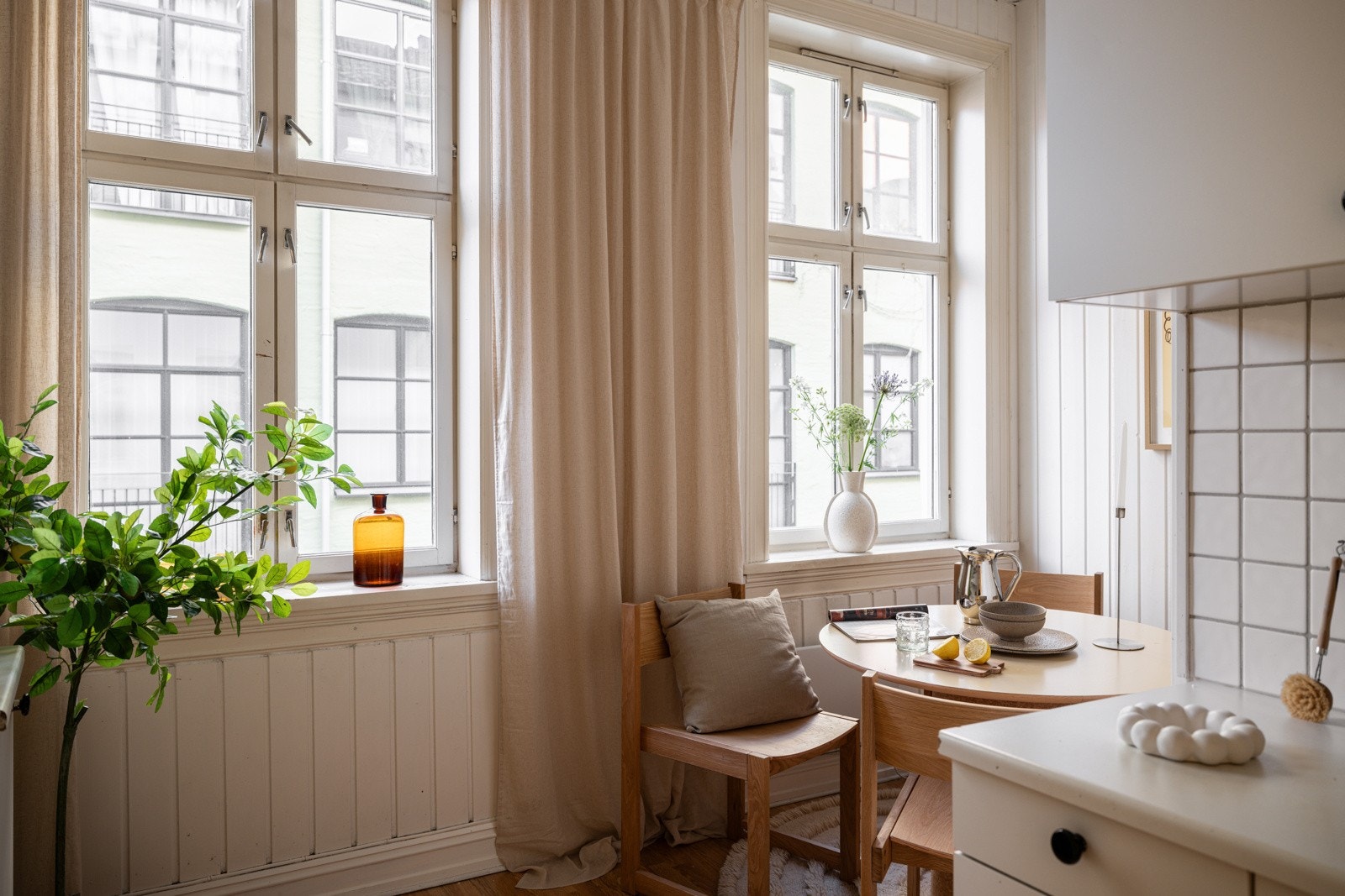 Kjøkkenet har to store klassiske vinduer som slipper inn fint naturlig lys, og god takhøyde på ca. 3,1 meter. Galleribilde