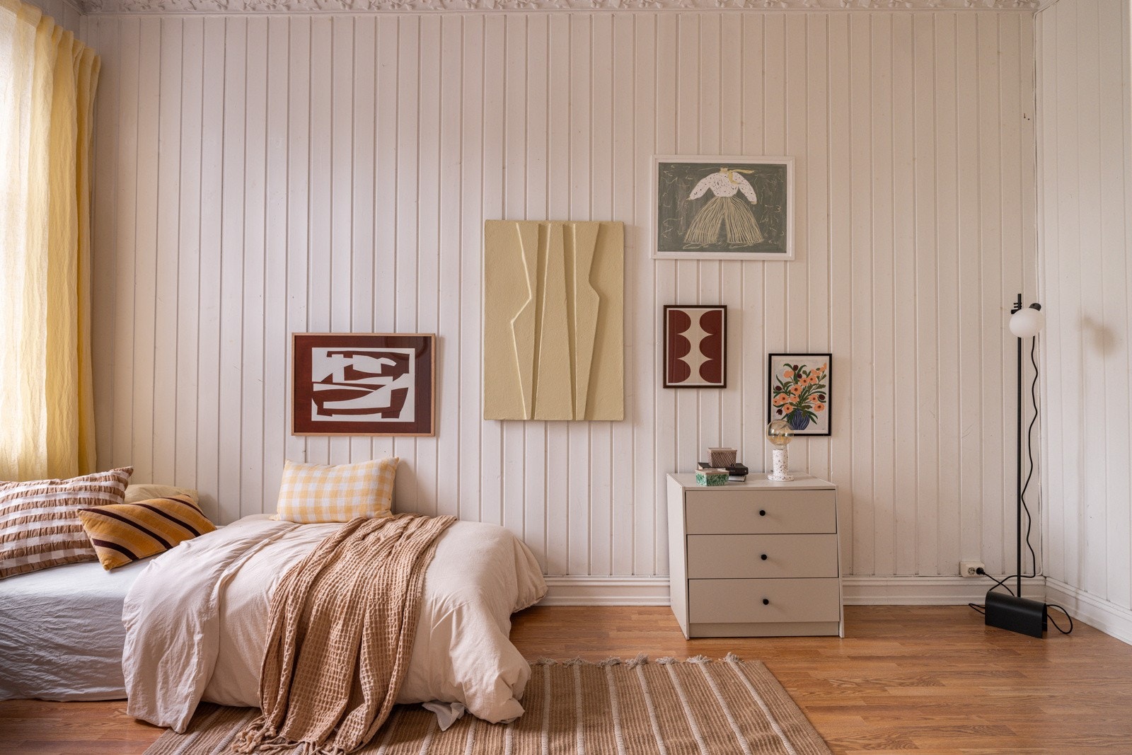 På soverommet er det plass til seng, kontorpult og garderobeløsninger - alt etter eget ønske og behov! Galleribilde