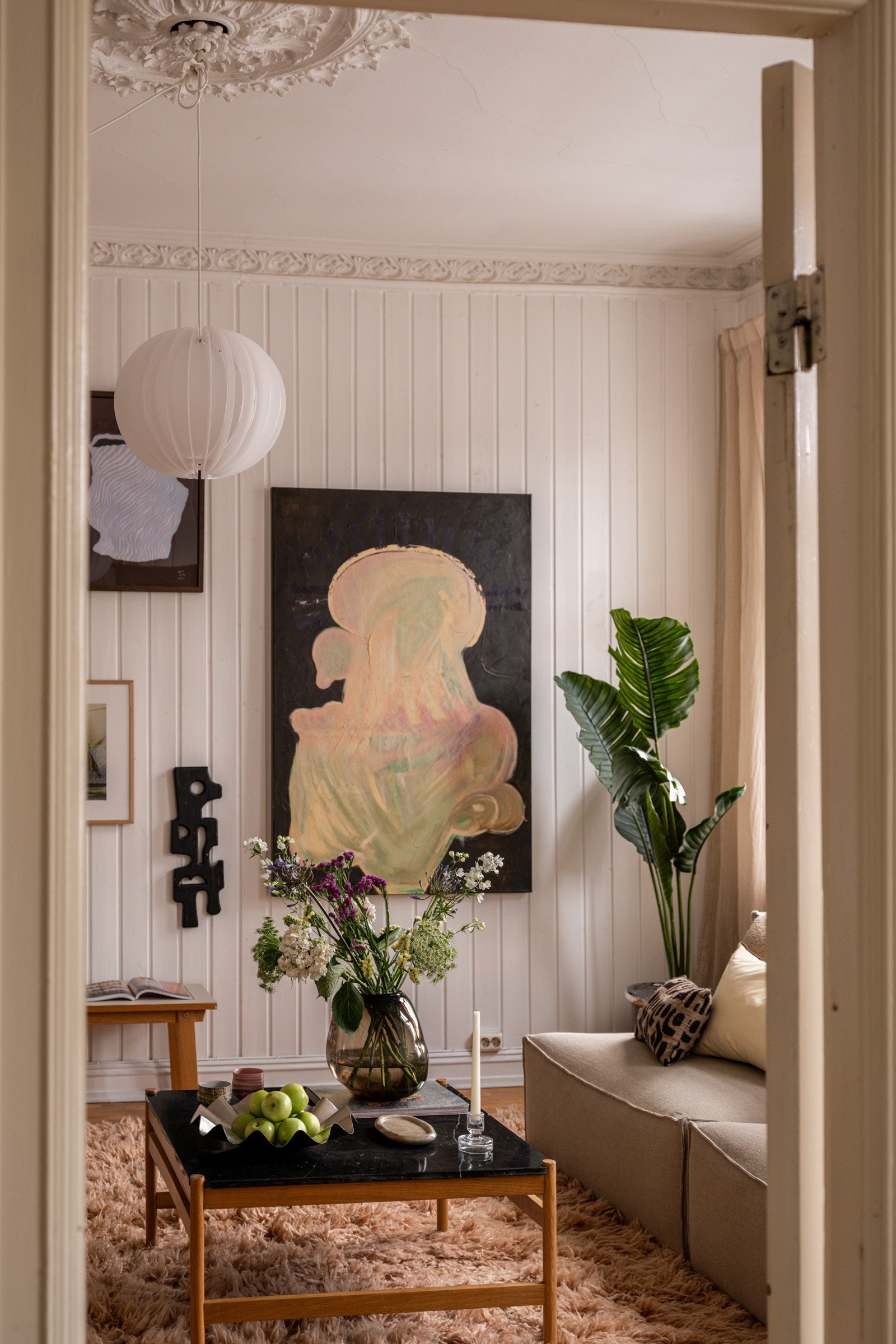 Lysinnslippet sammen med den gode takhøyden på ca. 3,1 meter gir en luftig romfølelse. Galleribilde