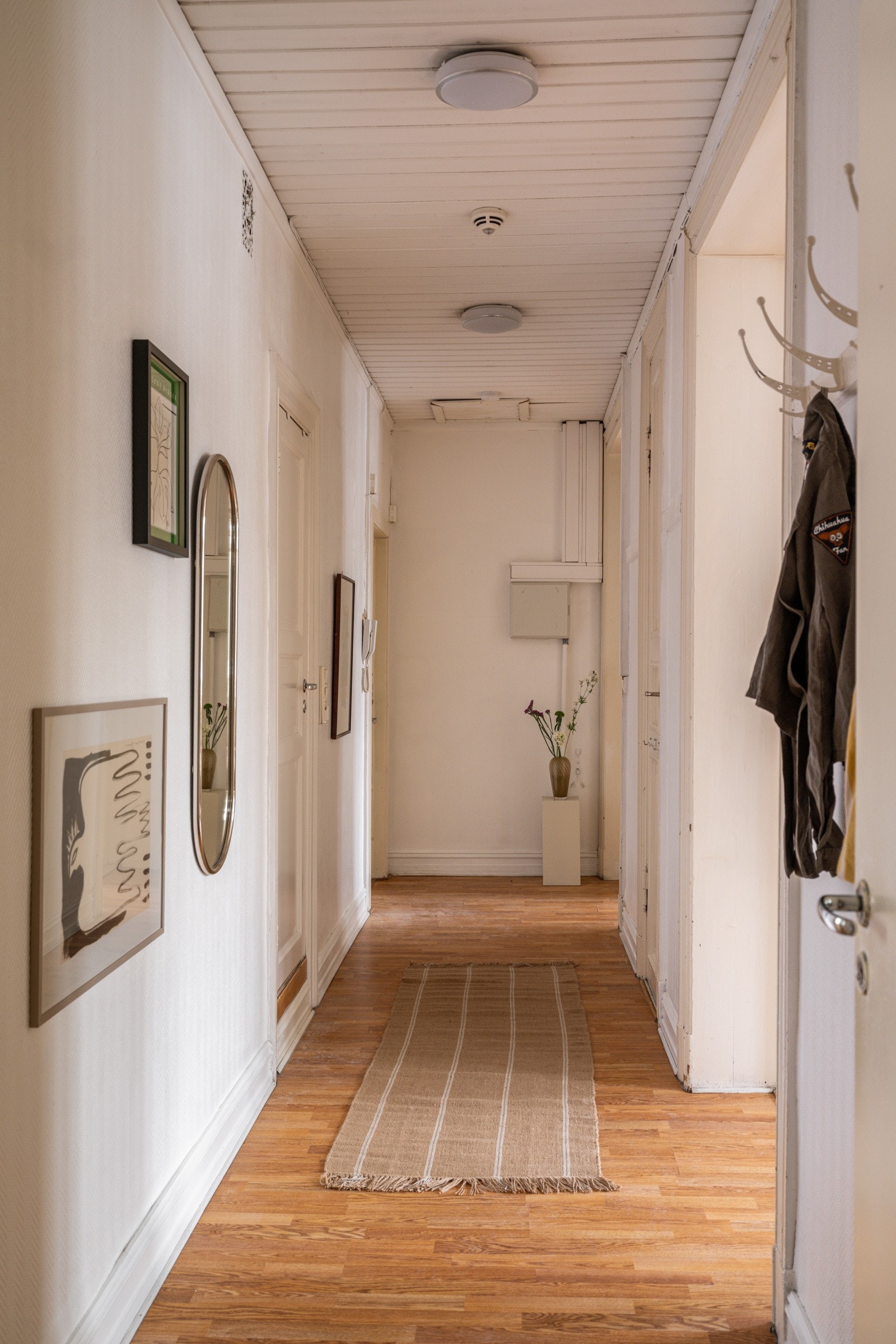 Du ønskes velkommen inn i en lys entré med plass til sko og oppheng av yttertøy. Galleribilde