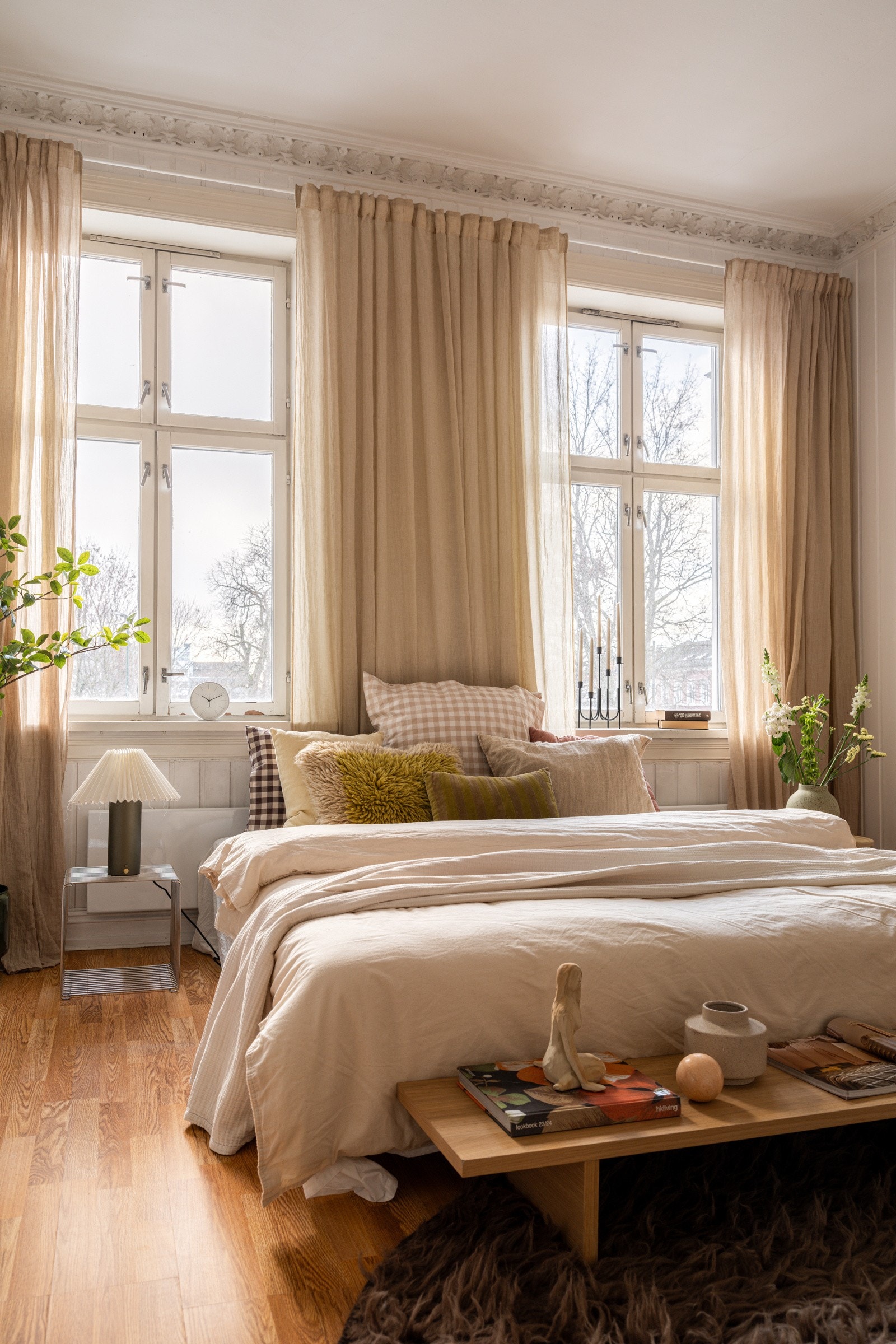 To store klassiske vinduer mot syd sørger for rikelig med naturlig lys. Galleribilde