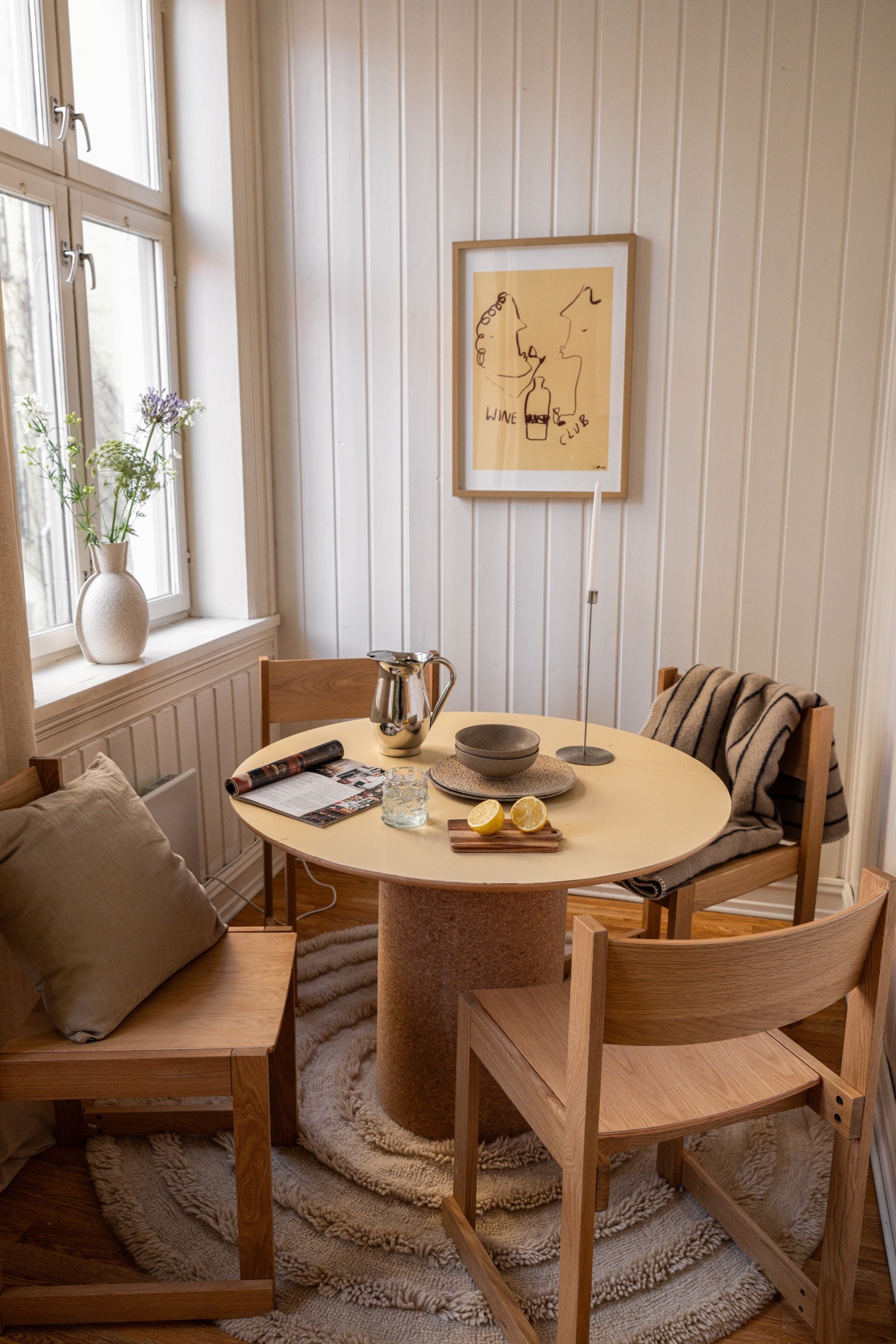 Alle vinduene i leiligheten har fine brede vinduskarmer for planter og dekor. Galleribilde