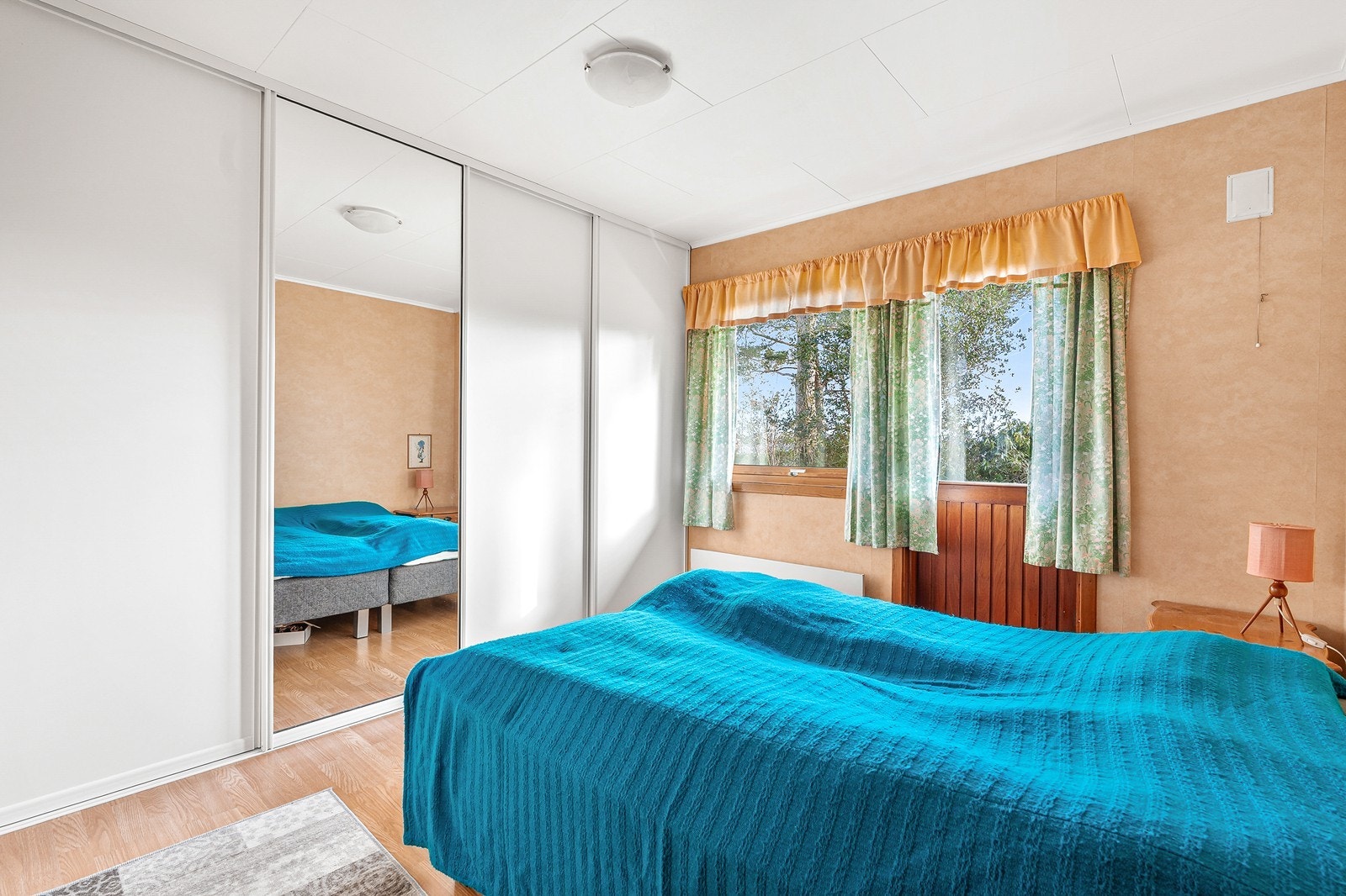 Soverom med skyvedørsgarderobe og utgang til balkong Galleribilde