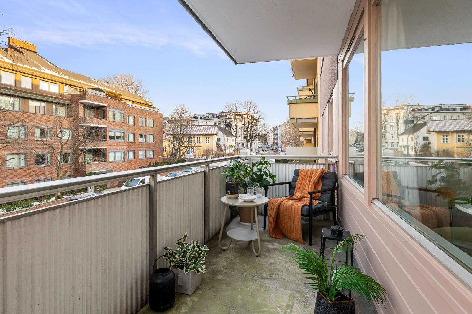 Fra stuen er det utgang til en romslig nordvest-vendt balkong med plass til utemøbler Galleribilde