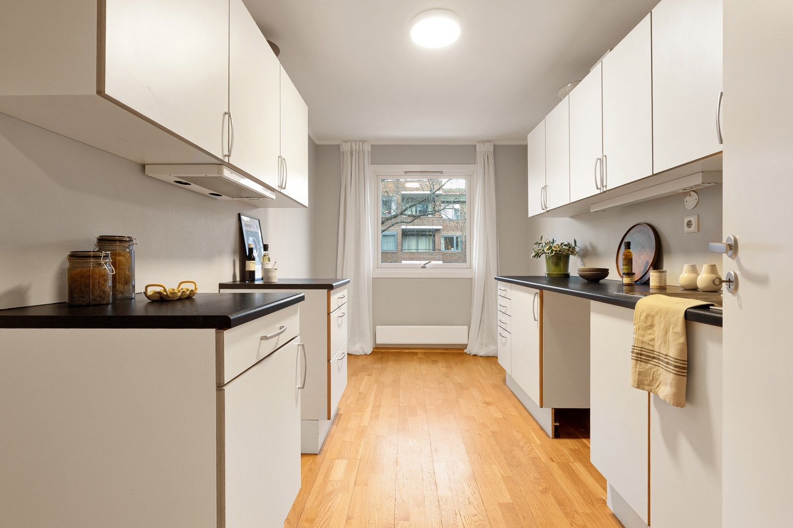 Kjøkken fra 2011, kjøkkenet har glatte fronter, laminert benkeplate med dobbel oppvaskkum i rustfritt stål med svingbart blandebatteri Galleribilde