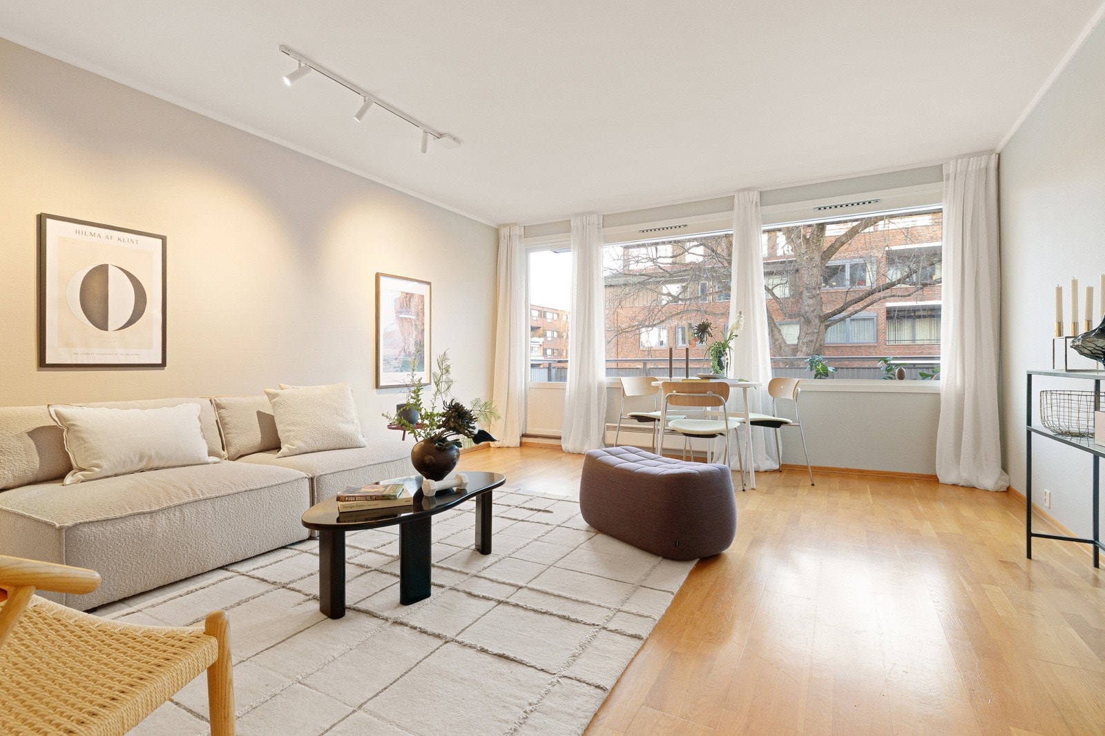 Det er også god plass til spisebord Galleribilde