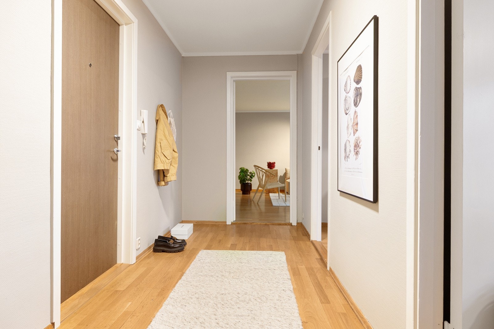 Romslig entrè med god plass til garderobeskap, kommode eller sittebenk Galleribilde