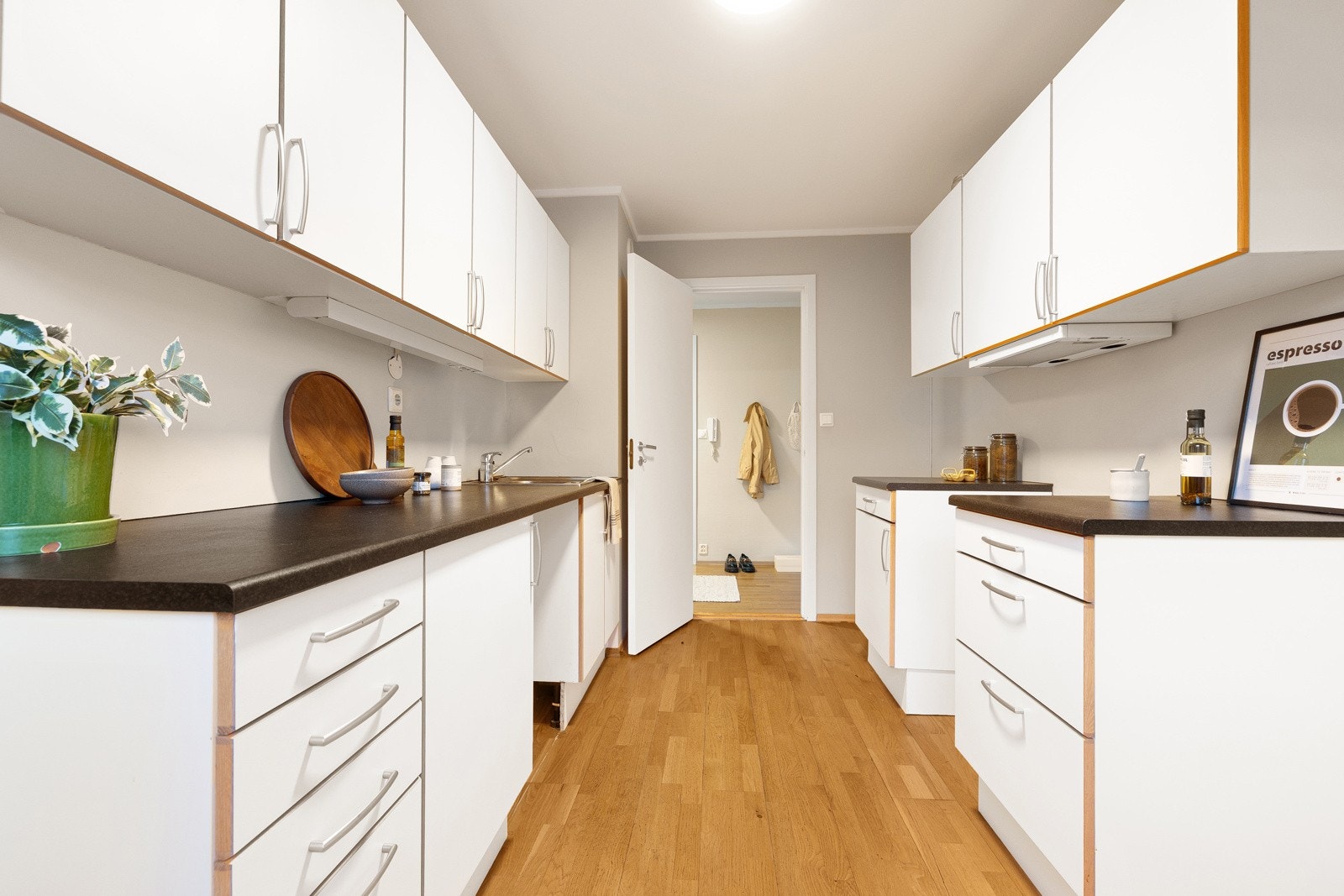 Kjøkkenventilator med kullfilter kombinert med felles mekanisk avtrekk i rommet Galleribilde