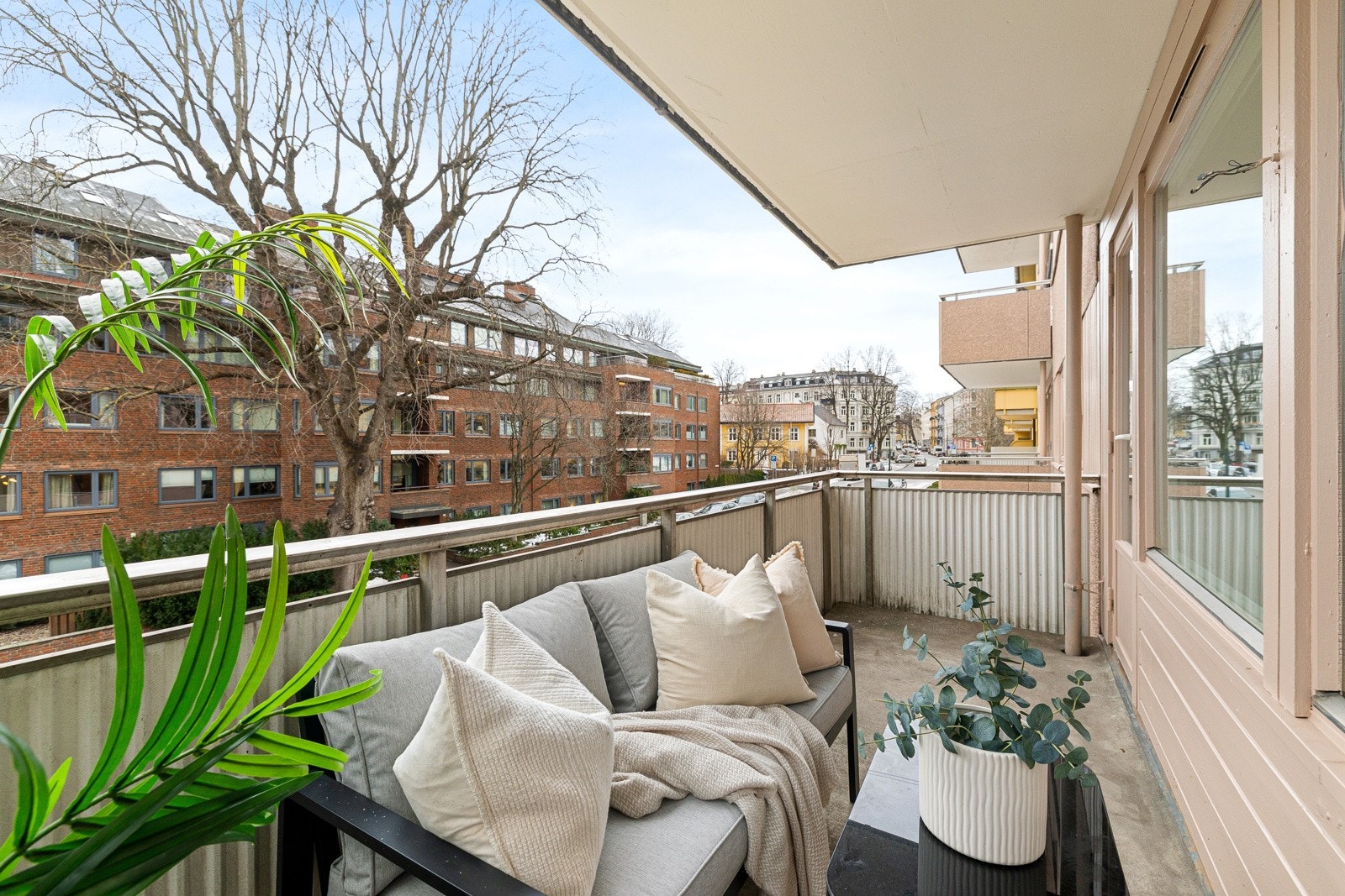 Fra stuen er det utgang til en romslig nordvest-vendt balkong med gode solforhold og plass til utemøbler Galleribilde