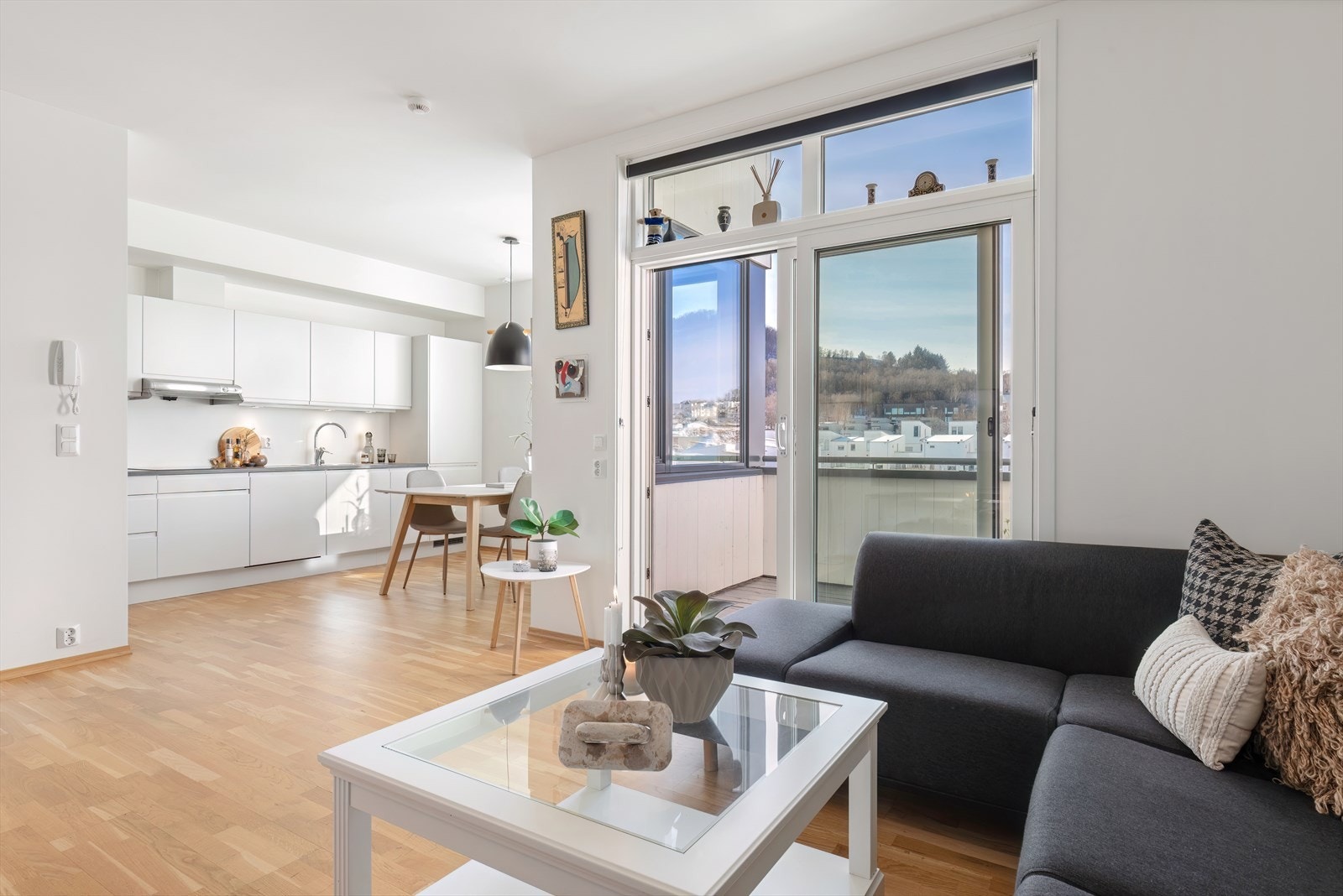 4.etg - Fra stuen har man direkte adkomst til solrik balkong Galleribilde