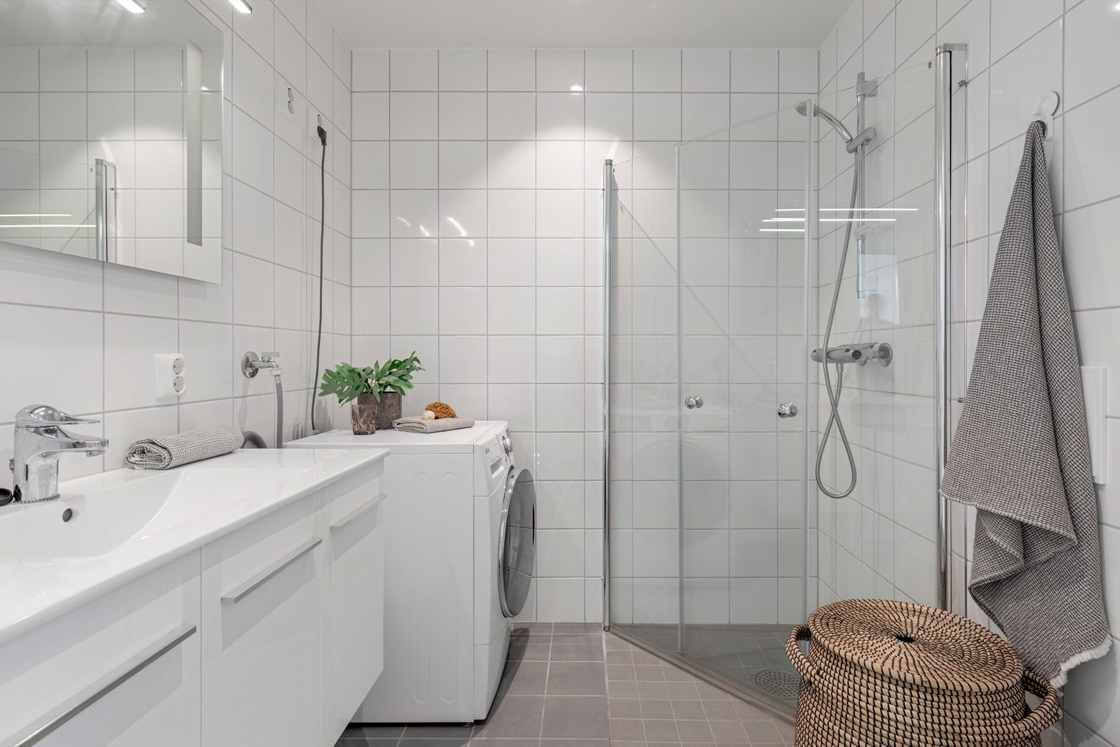 5.etg - Romslig, flislagt bad i tidløs utførelse Galleribilde