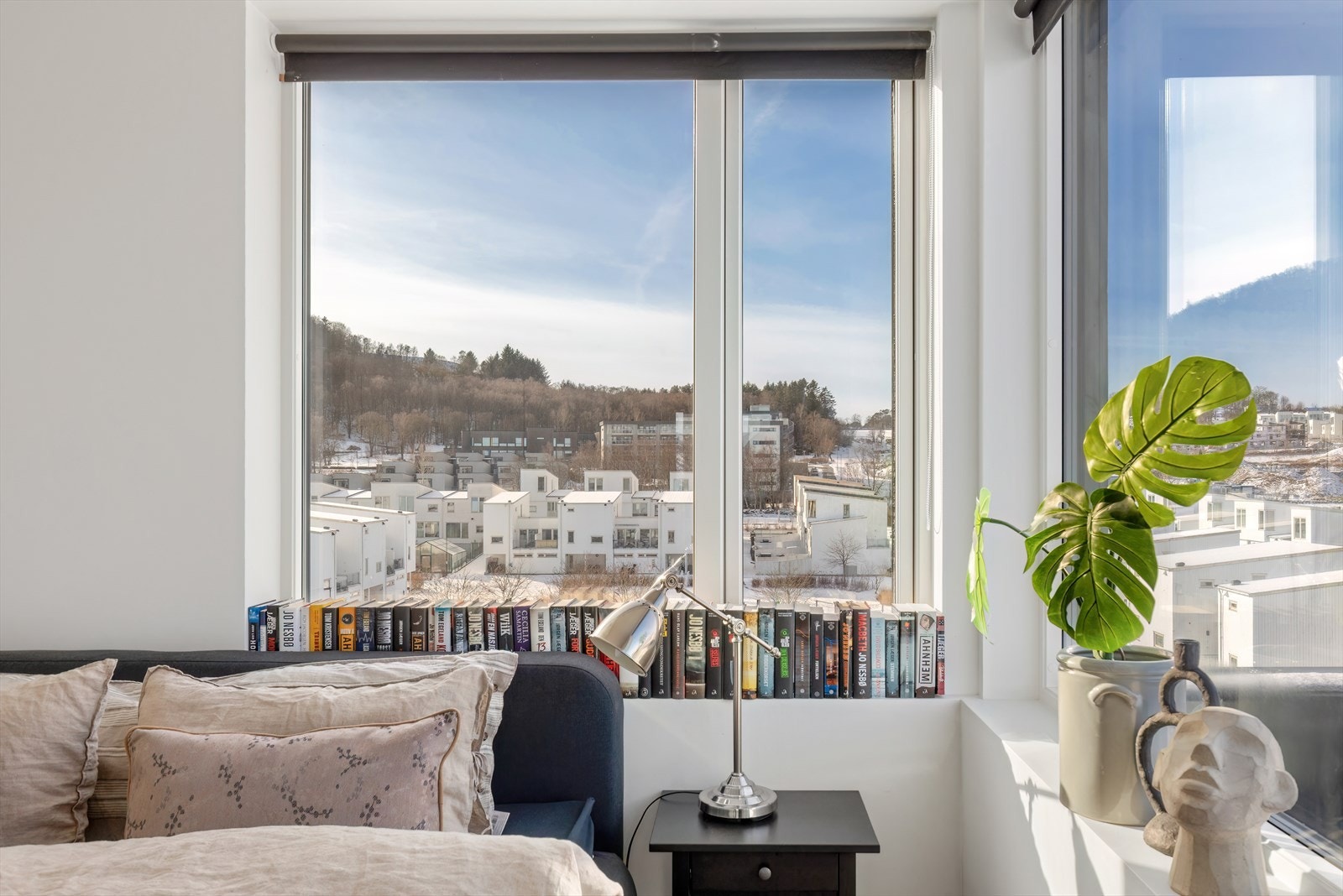 5.etg - Soverommet har flere vinduer som slipper inn rikelig med lys slik at rommet føles luftig og stort Galleribilde