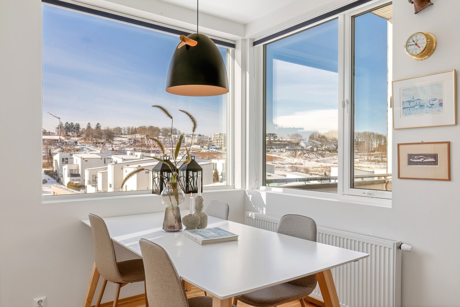 4.etg - Store vinduer som slipper inn rikelig med naturlig lys Galleribilde