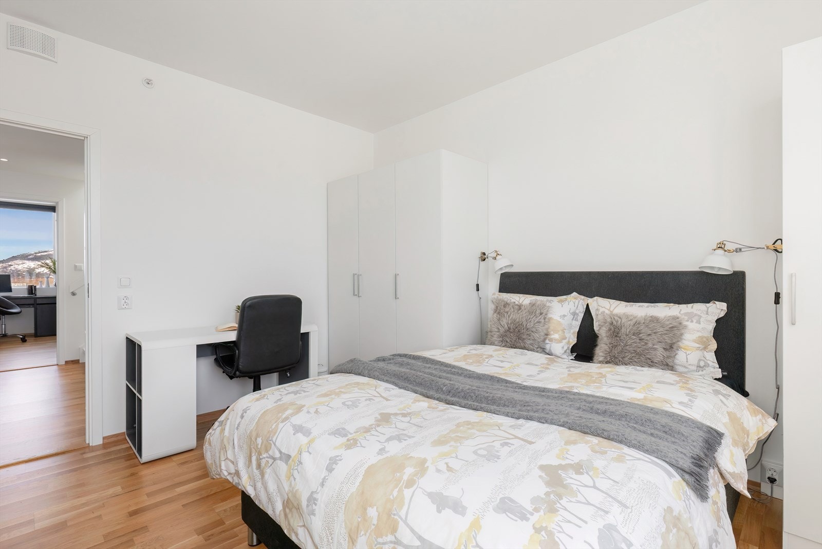 4.etg - God plass til dobbelseng og garderobeløsning Galleribilde