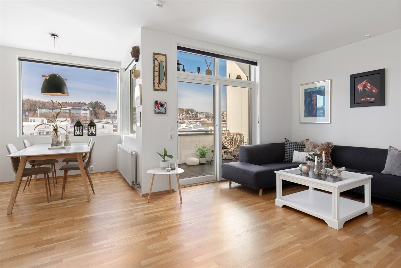 4.etg - Stue og kjøkken er i åpen løsning. Her har man god plass til stort spisebord og romslig sofagruppe Galleribilde