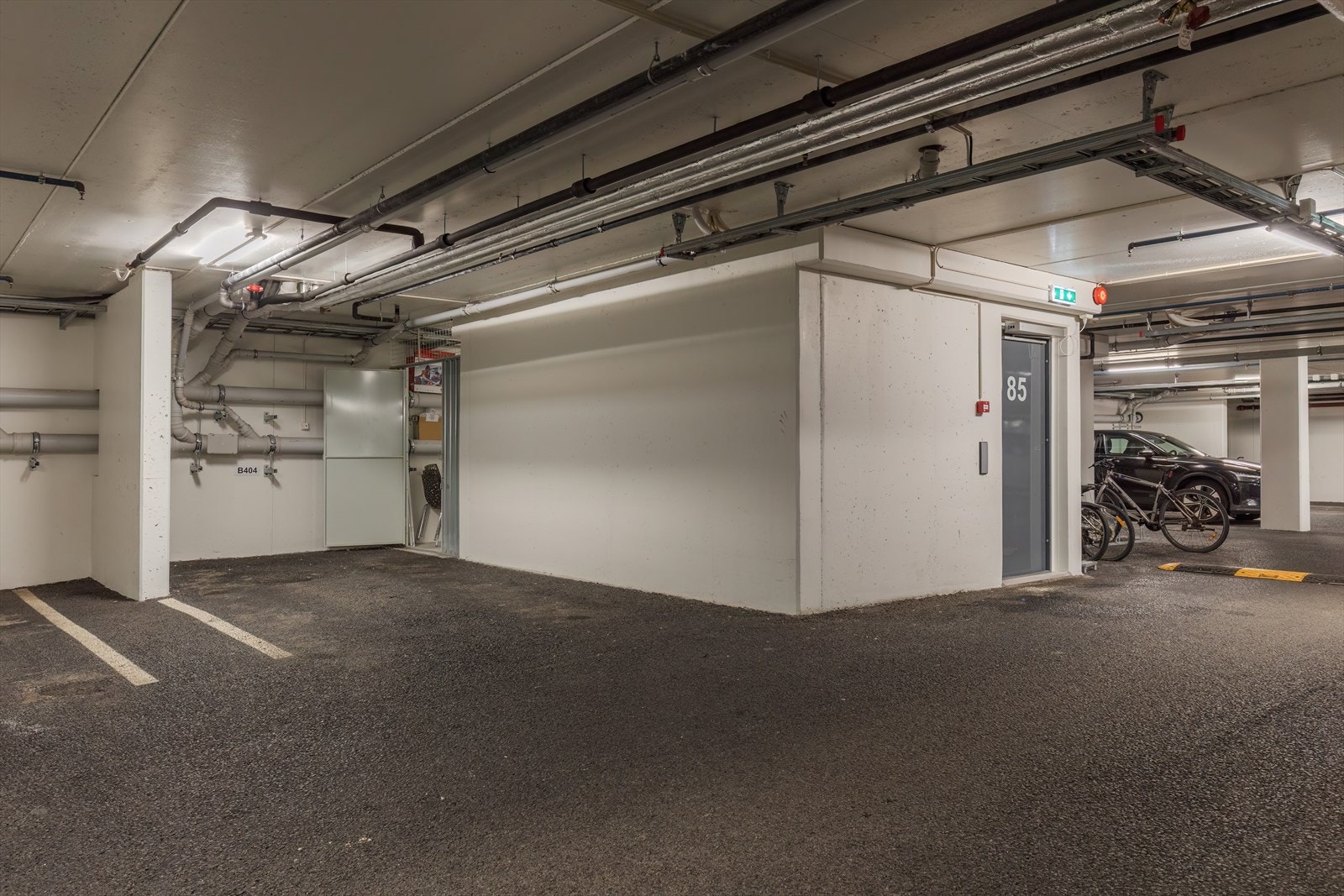 Fast oppstillingsplass i lukket anlegg, med tilhørende sportsbod Galleribilde