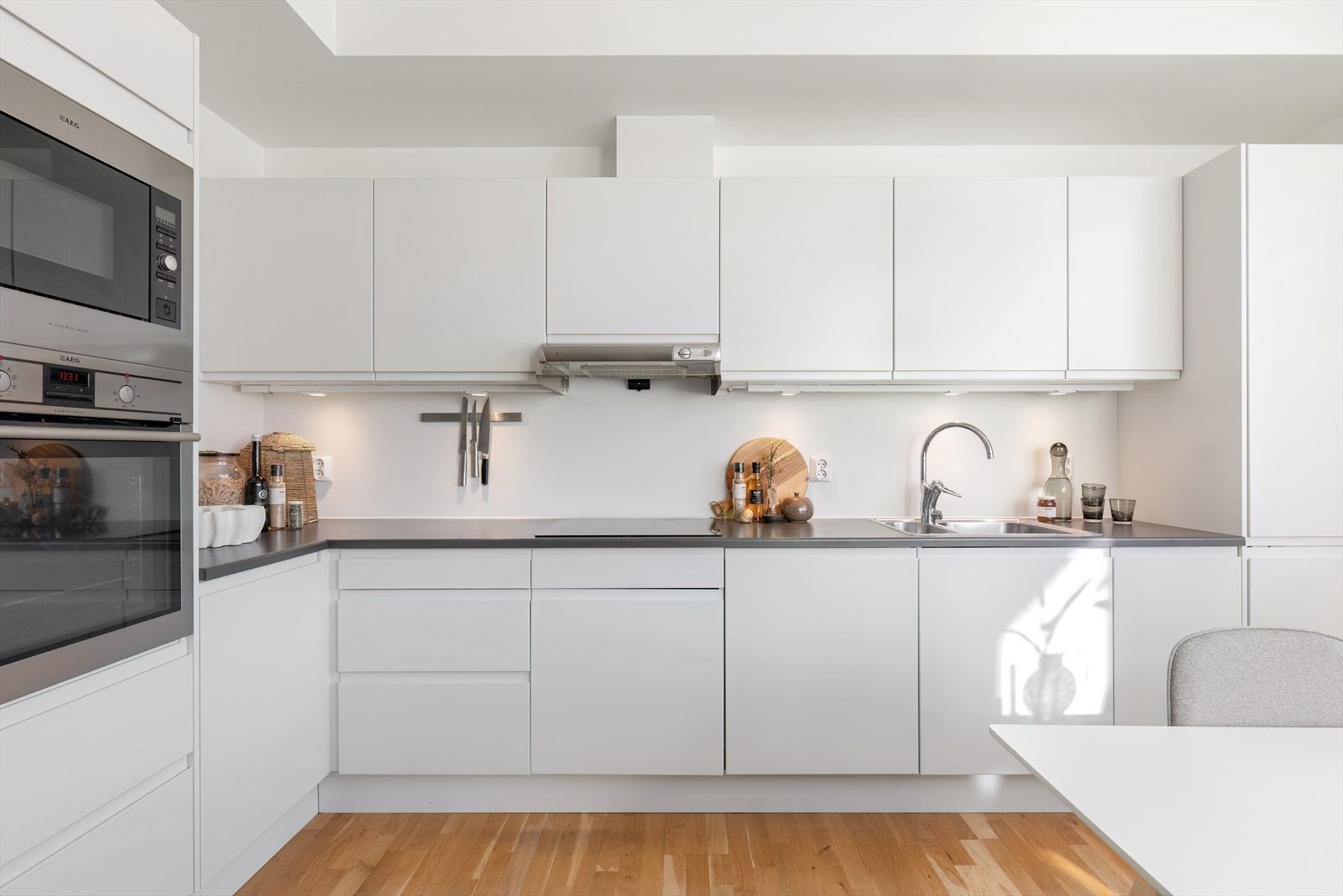 4.etg - Flott kjøkken med rikelig med skap og benkeplass Galleribilde