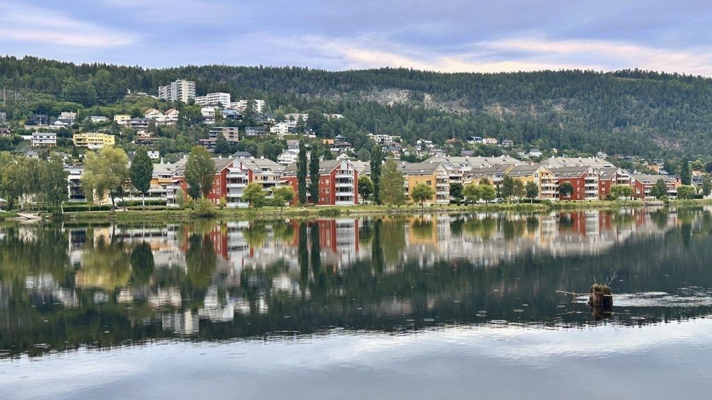 Leilighetsbebyggelsen på Hotvet strand sett fra andre siden av elven. Kilde byleksikon Galleribilde