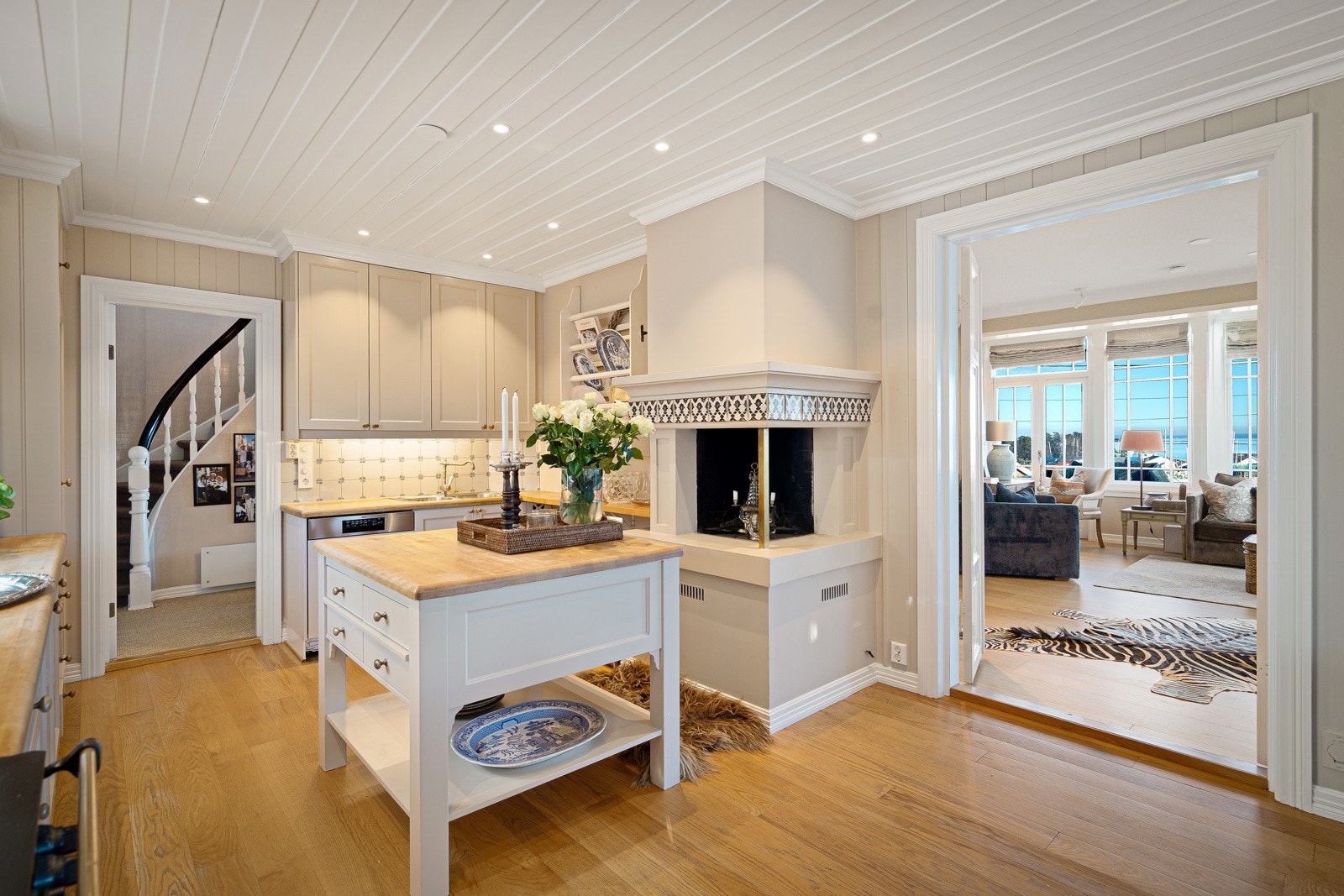 Kjøkkenet er et av høydepunktene i det staselige huset; stort og stilrent i en landlig herregårdsstil. Galleribilde