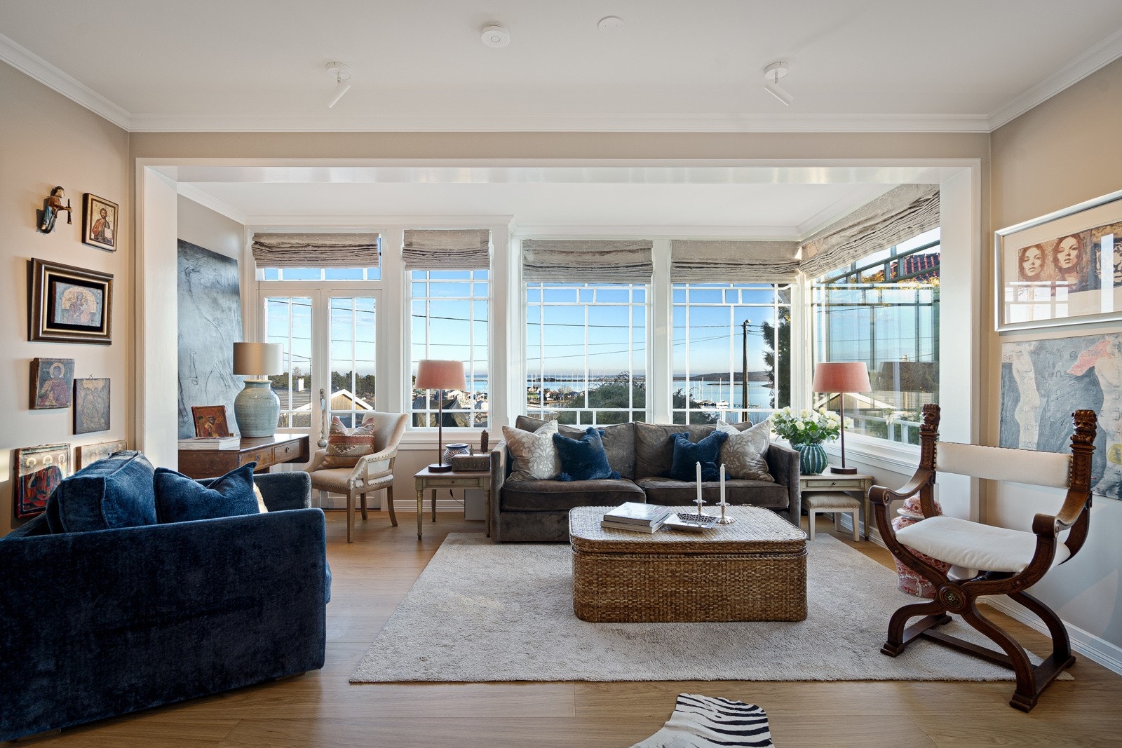 Velkommen inn i en flott sveitservilla, med en delikat miks av klassisk og moderne Galleribilde