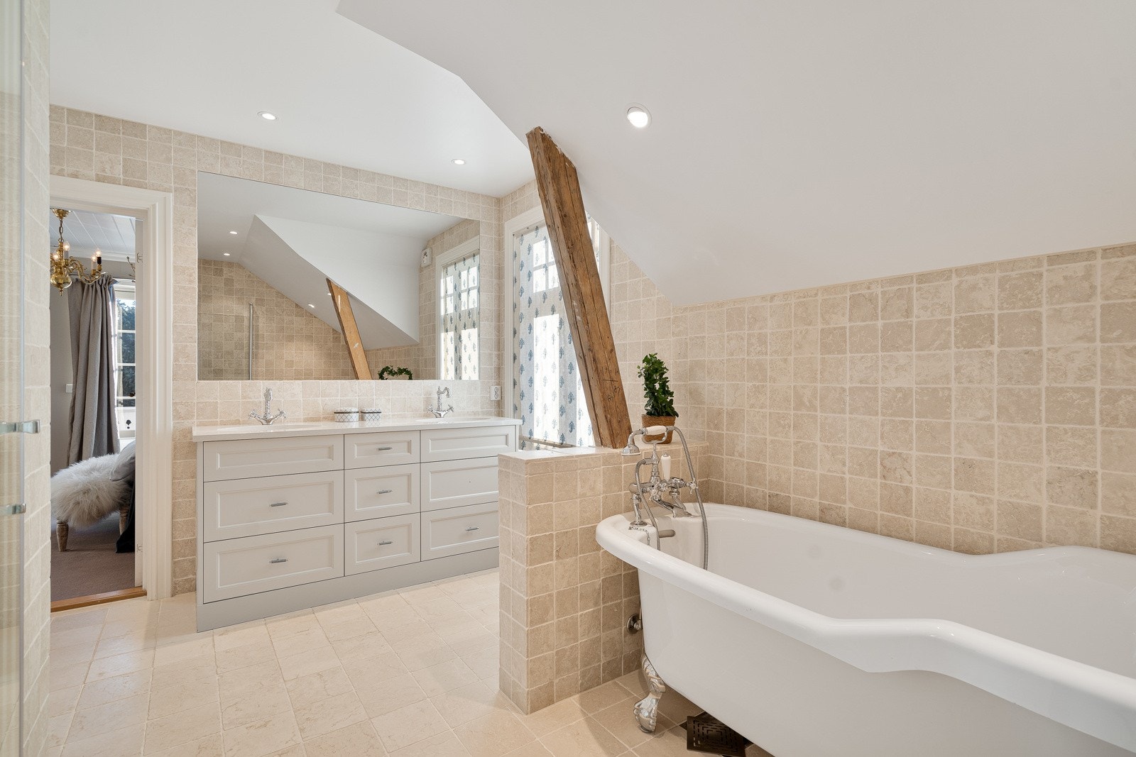 Badet oppe har både et dusjhjørne og et badekar med løveføtter Galleribilde