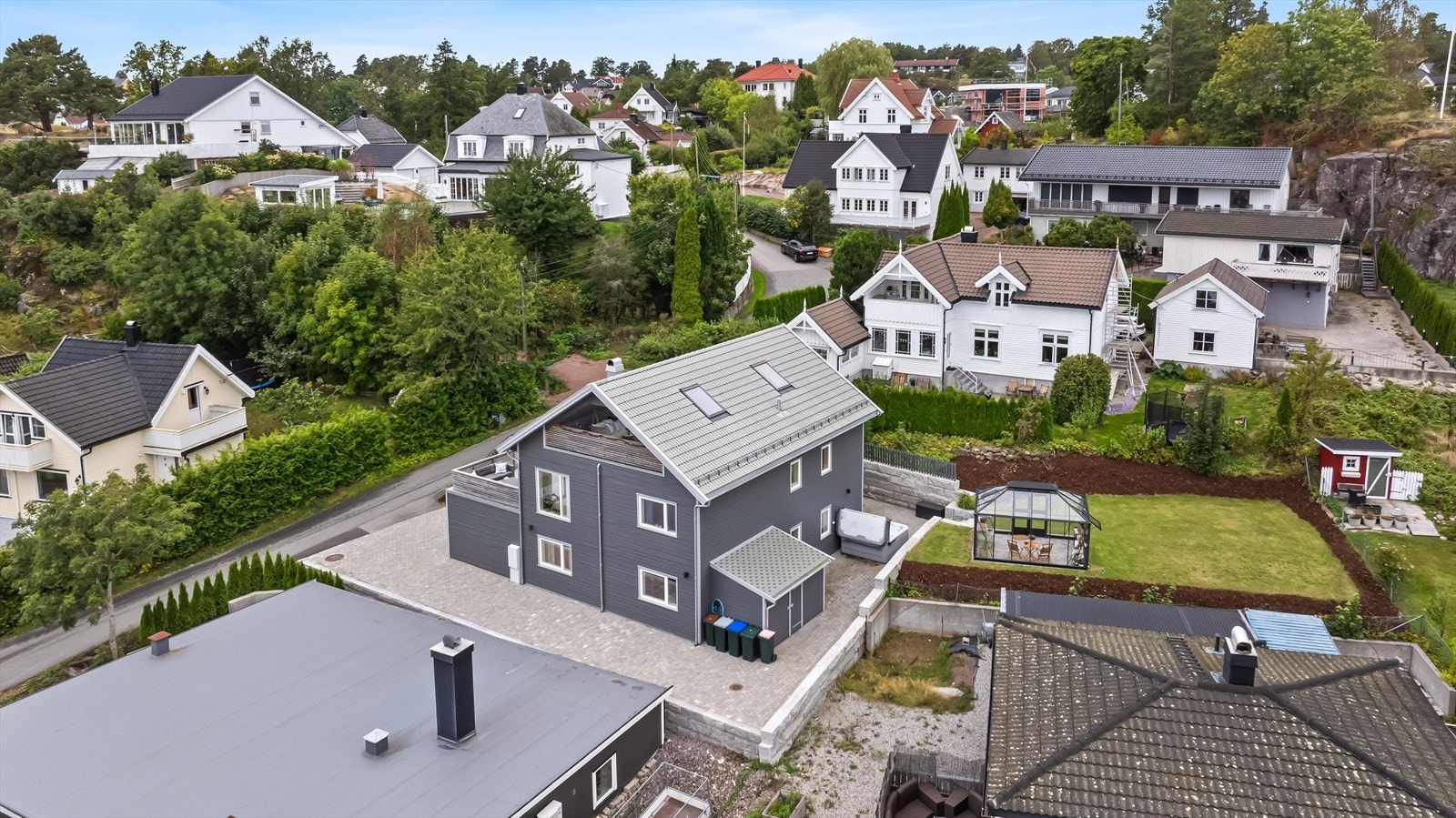 Thueveien 1A ligger sentralt på Teie i et godt etablert og rolig nabolag. Galleribilde