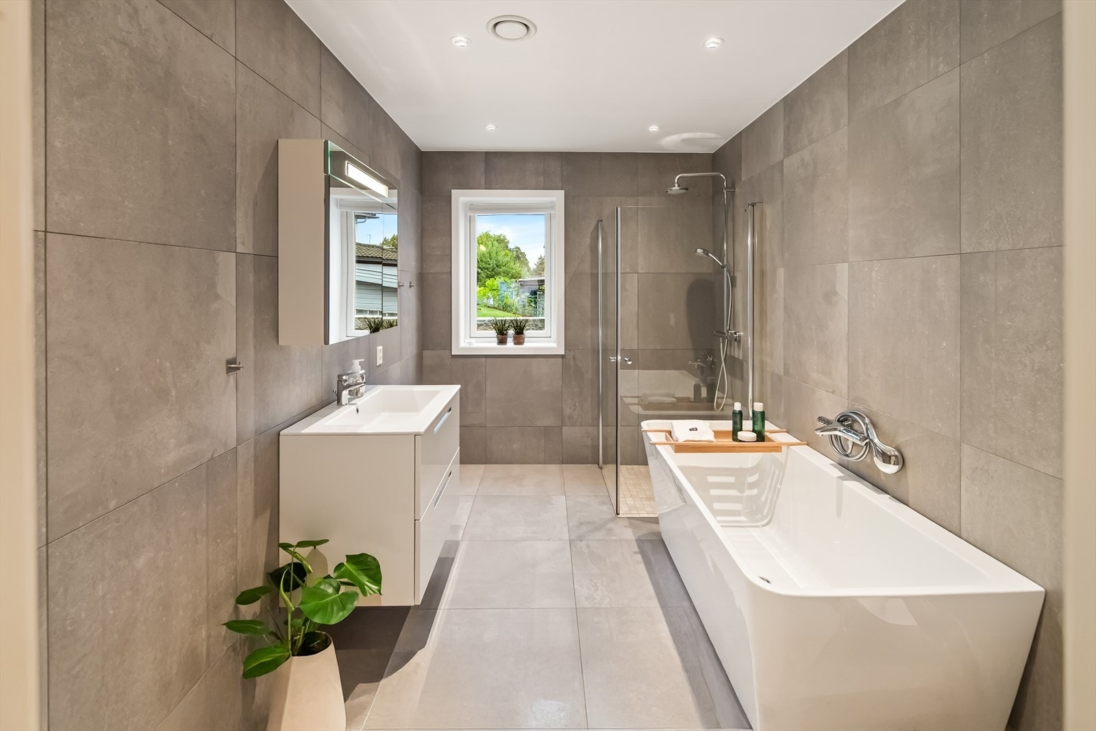 Baderommet fremstår både innbydende og delikat i lekre fargenyanser. Galleribilde