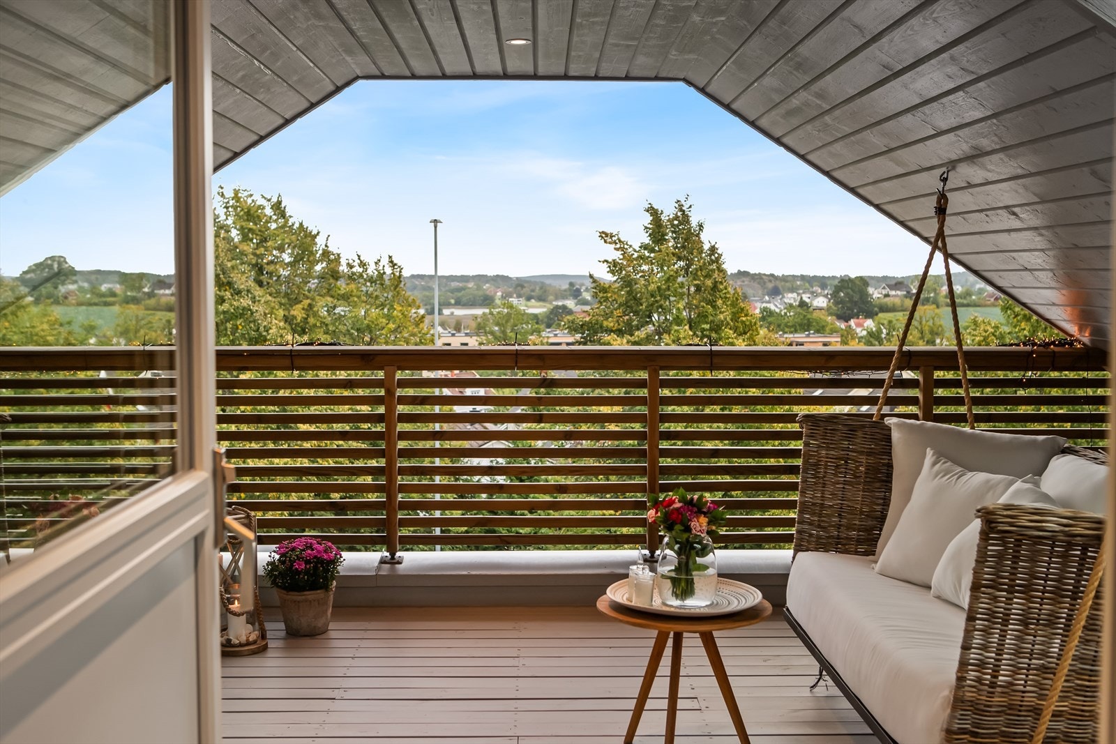 Fra øverse balkong er det også hyggelig utsyn utover det trivelige nabolaget. Galleribilde