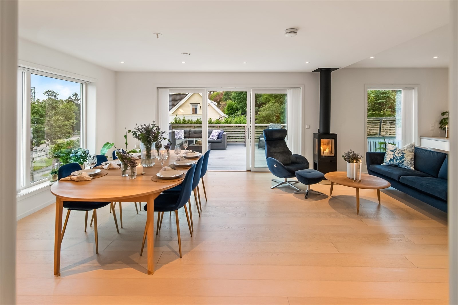 Opp i husets andre etasje åpner det seg en lys og luftig etasje med et sosialt samlingspunkt i den åpne løsningen mellom stue og kjøkken. Galleribilde