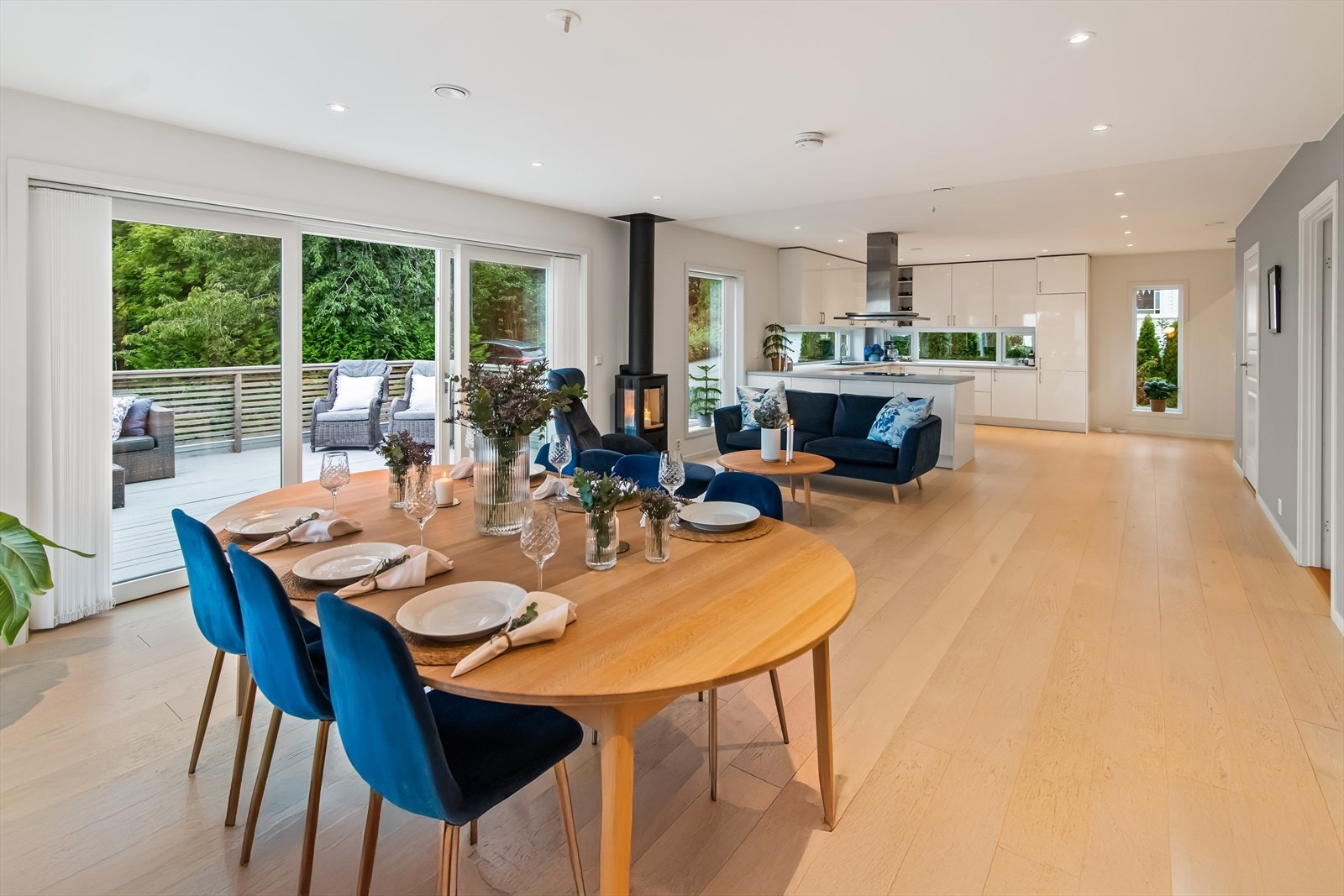 Boligen holder en normalt god standard og gir et moderne og godt inntrykk. Her er det en god og praktisk planløsning med store, lyse rom. Galleribilde