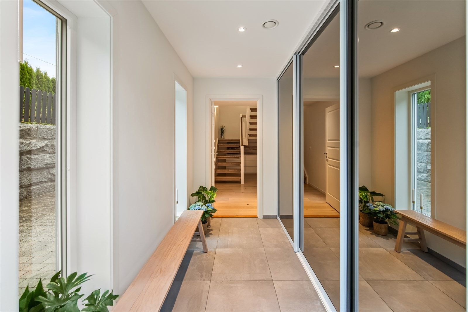 En romslig entré ønsker velkommen inn og leder videre inn til en innbydende hall og gang. Vindfanget er innredet med en romslig skyvedørsgarderobe, praktisk for klesoppheng, evt. oppbevaring. Galleribilde