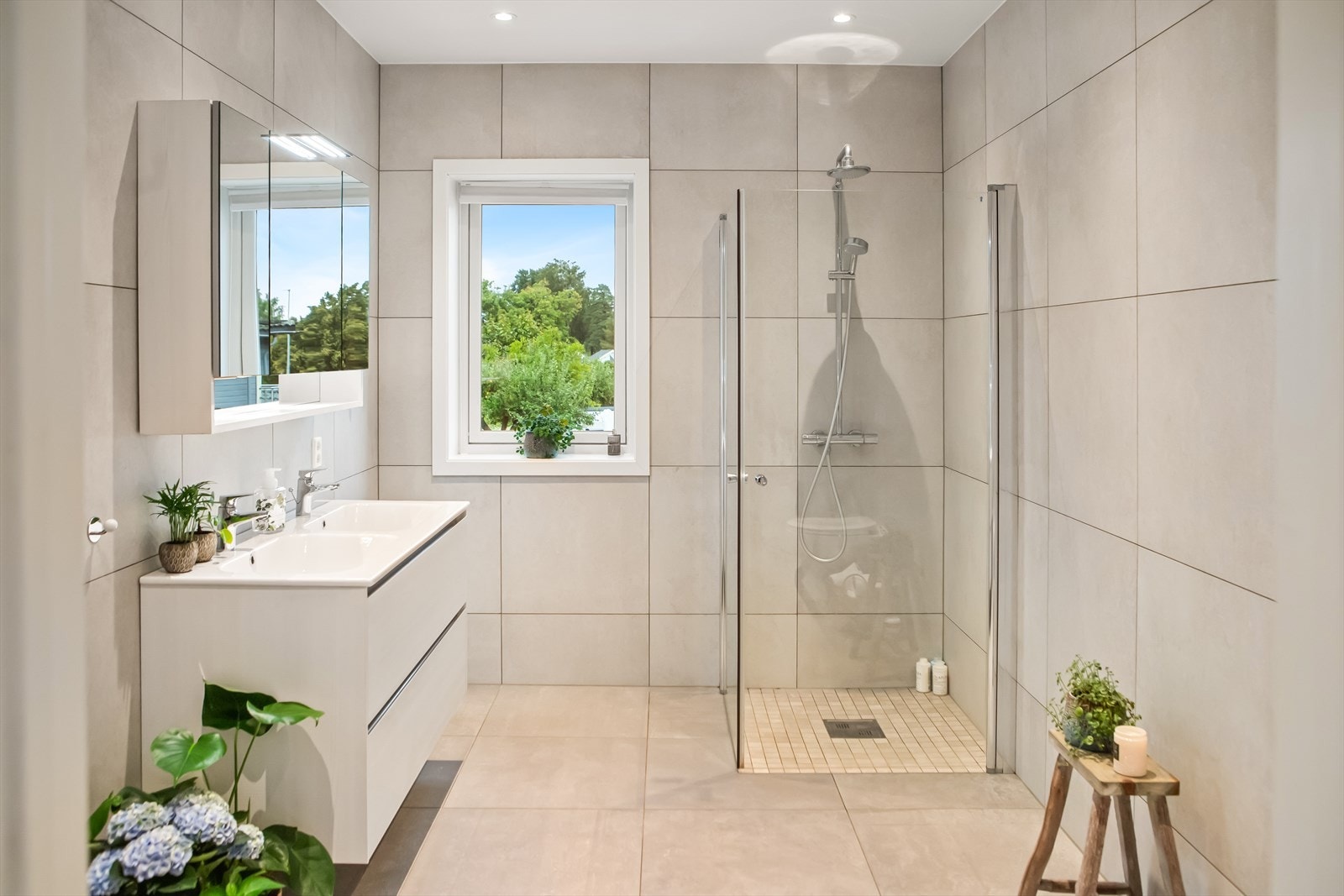 Baderommet i 1.etasje er i likhet med baderommet i 2. etasje, pent flislagt på vegger og gulv med varmekabler. Galleribilde