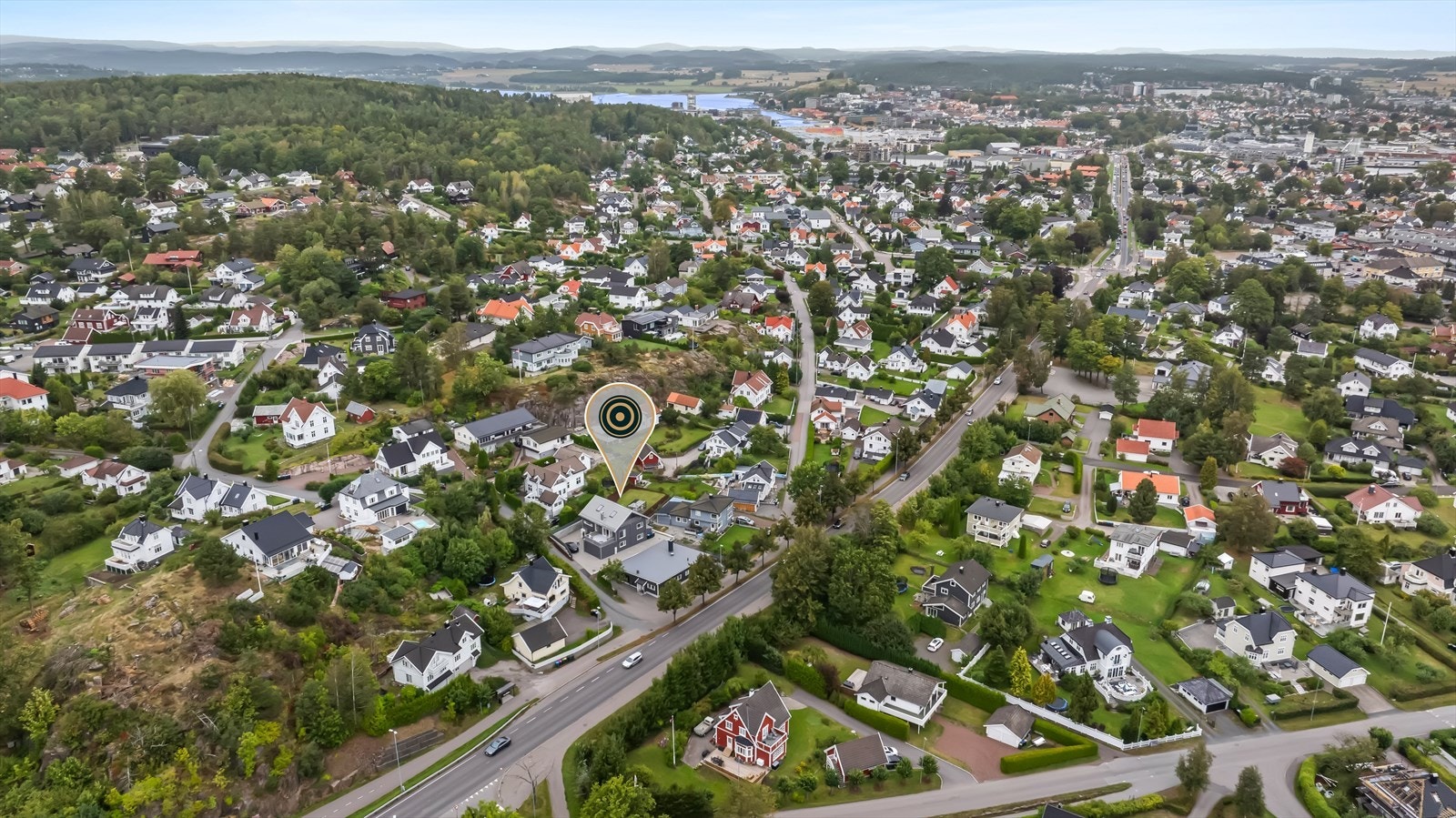 Søker du kystområdene, er det kort avstand til Rosanes med sandstrand, sandvolleyballbane, store gressletter og hundepark. Like ved finner du også Teie Småbåthavn. Galleribilde
