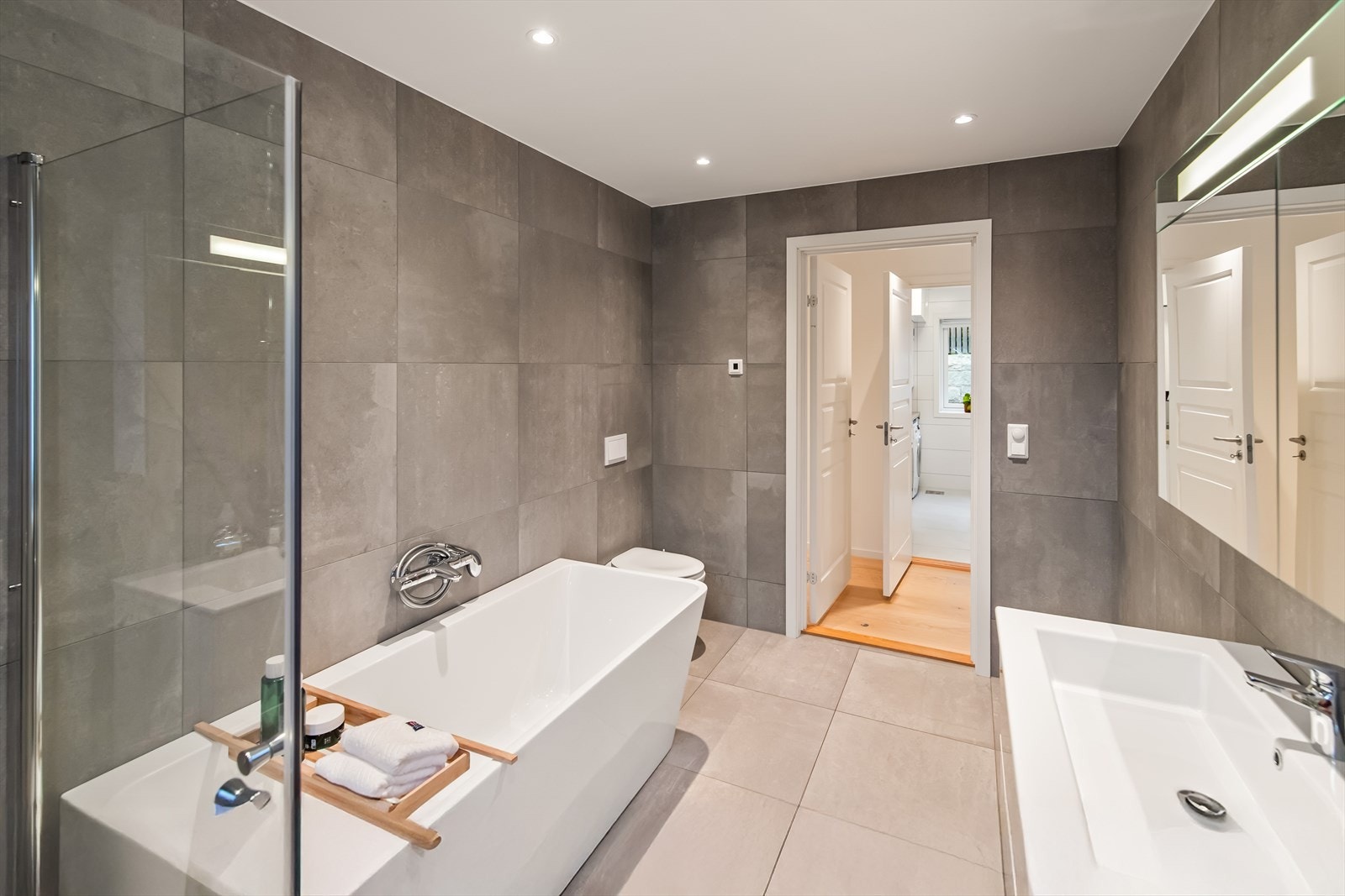 Det er downlights i himling som gir gode lysforhold og god ventilasjon via ventilasjonsanlegget. Galleribilde