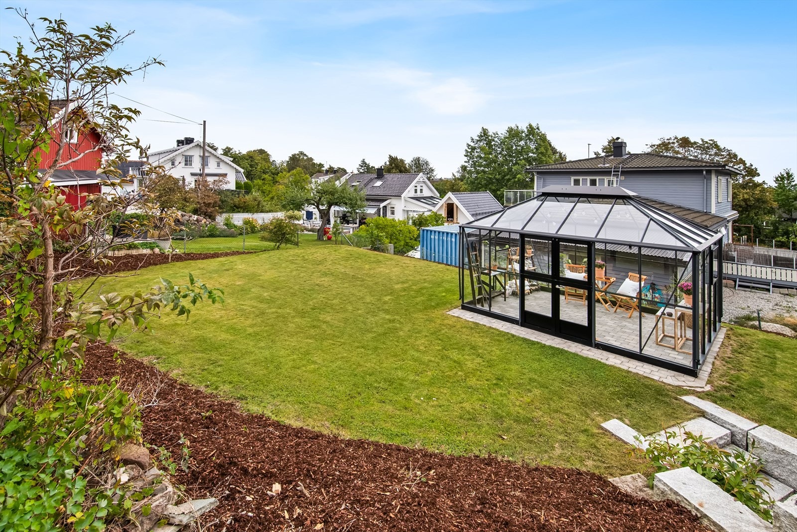 Bakhagen har en fin gressplen med plass til diverse lekeapparater eller øvrig beplantning. Galleribilde