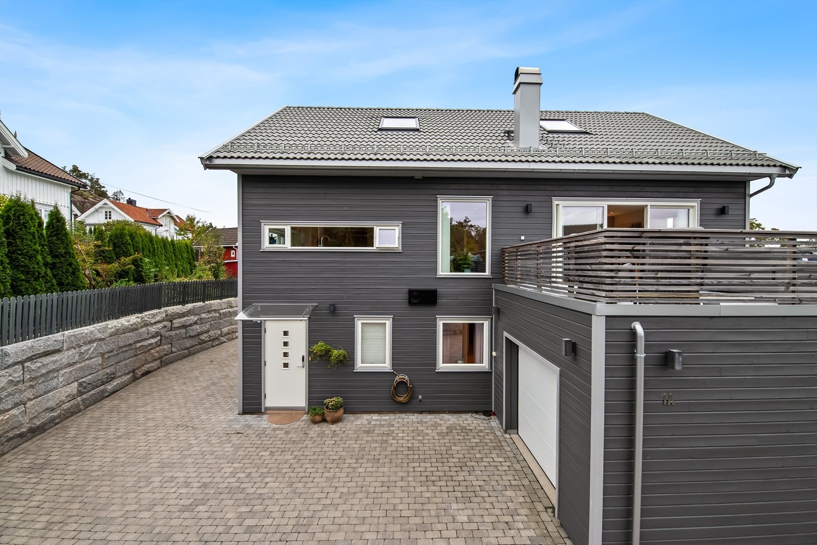 Tomten ligger i et relativt skrånende terreng, men er fint opparbeidet med forstøtningsmurer og belegningsstein i gårdsplass som gir et ryddig og velstelt førsteinntrykk. Galleribilde