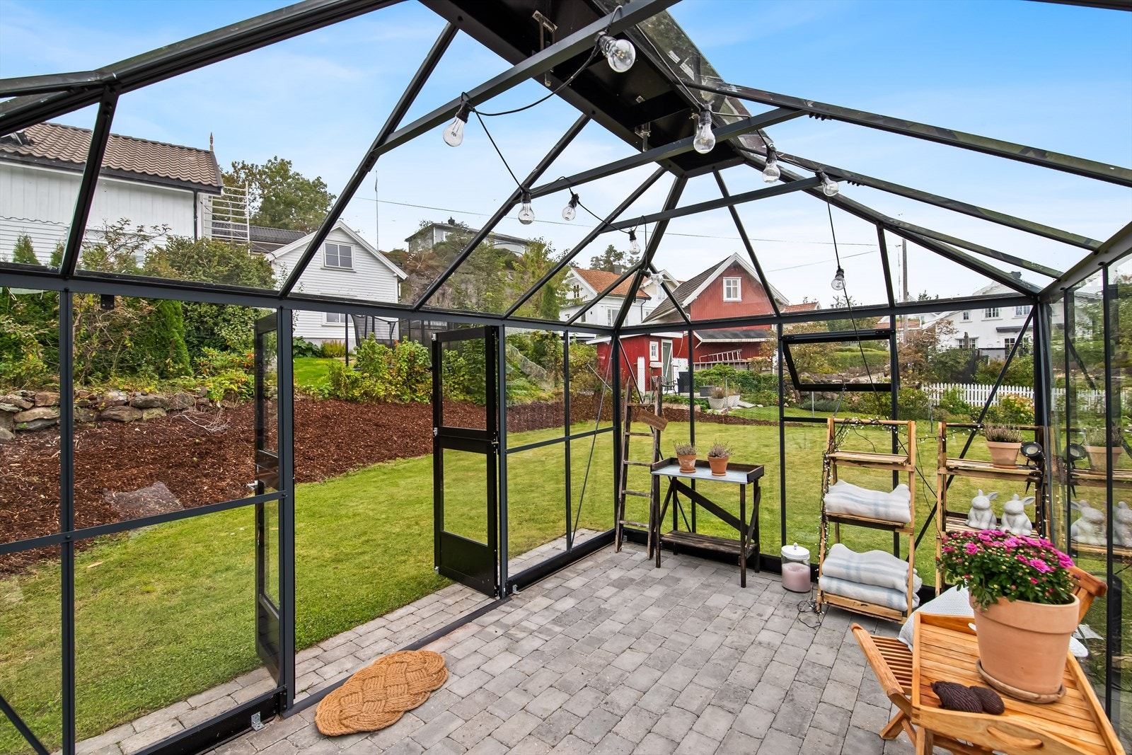 Drivhuset er perfekt for selvdyrking eller som en ekstra utestue. Galleribilde