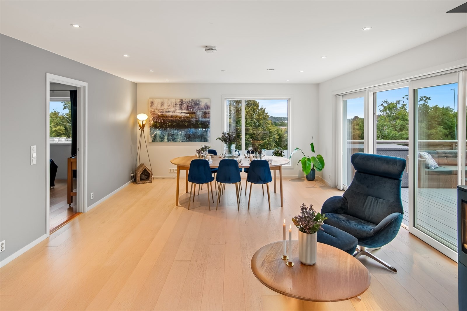 Godt med naturlig dagslys slippes inn igjennom generøse vindusflater som bidrar til en lys og behagelig oppholdssone. Galleribilde