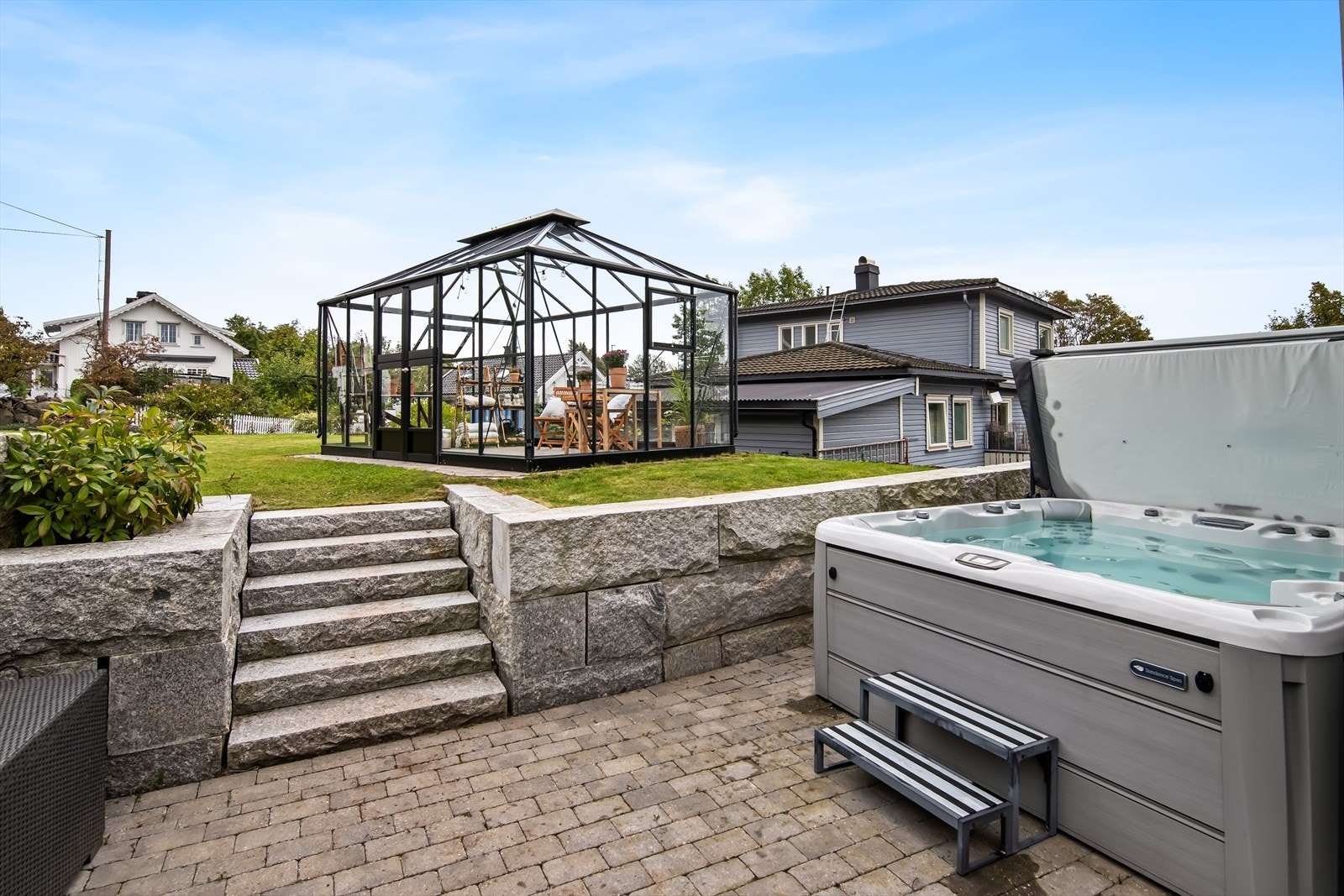 Bakhagen har både sjarmerende drivhus og jacuzzi. Galleribilde