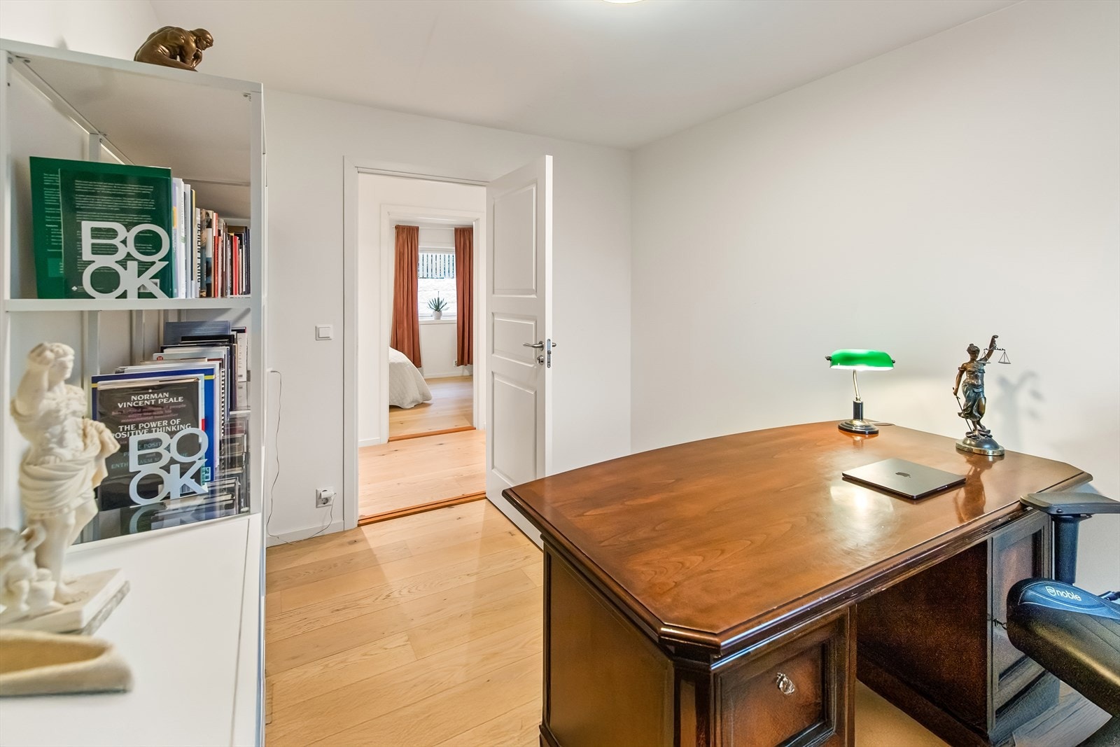 Et av rommene er i dag innredet og benyttet som kontor. Galleribilde