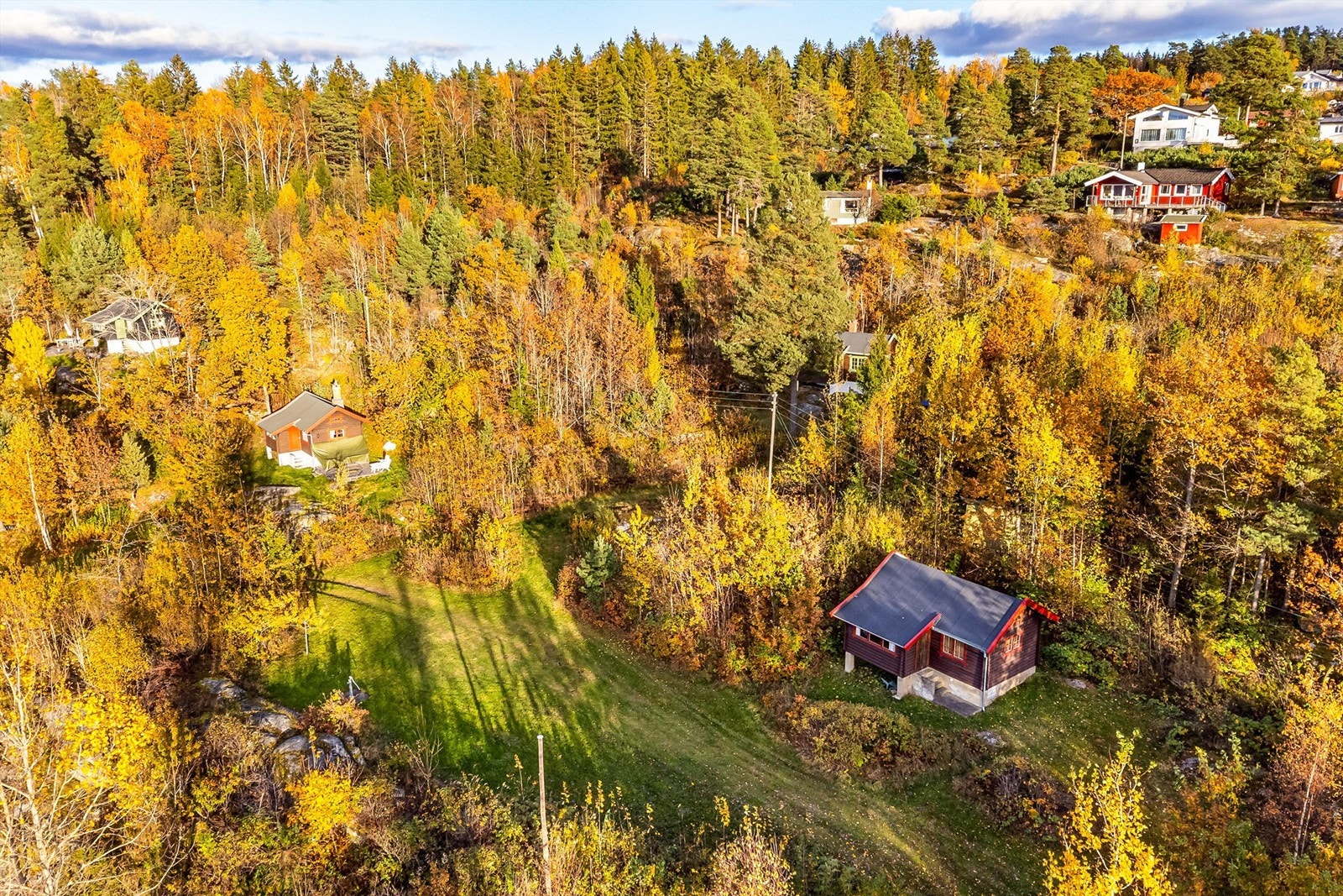 Kjøreveier er anlagt frem til eiendommens sentrale del. Forgreninger av gangstier leder videre til hyttene. Galleribilde