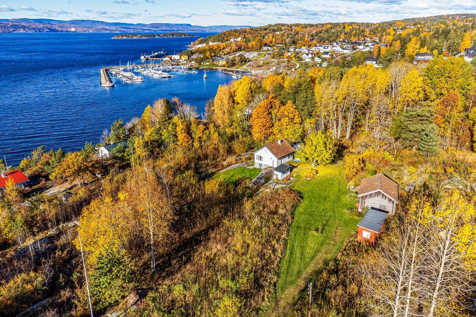Våningshuset med tilhørende låve og uthus er oppført i tunformasjon sentralt på eiendommen. Galleribilde