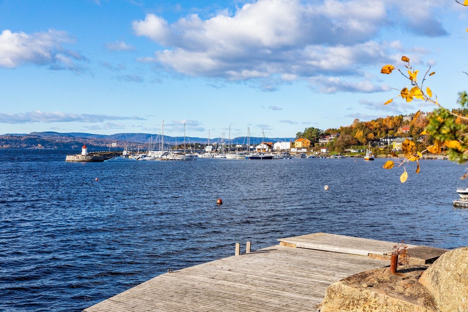 På bryggen sees flott utsikt over fjorden til Hurumlandet i vest. Den nærliggende småbåthavnen til Fagerstrand Båtforening er blant de største i området. Galleribilde