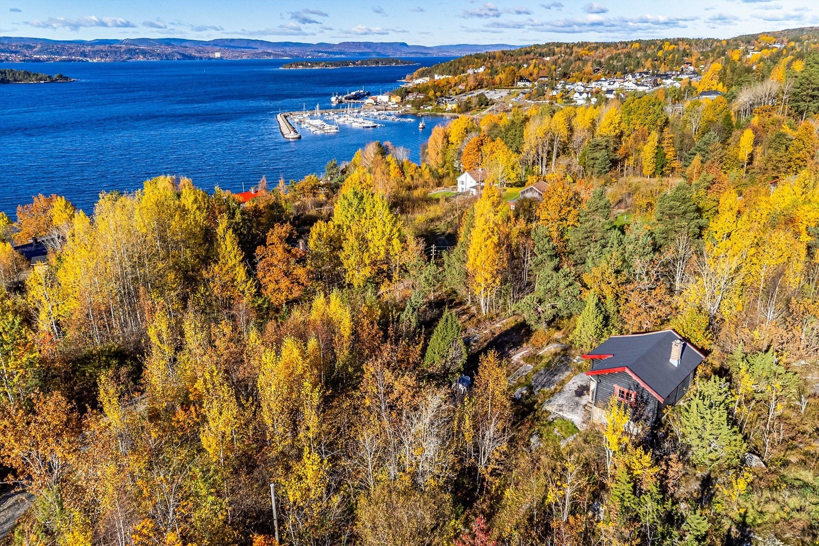 Det er i praksis ikke innsyn mellom hyttene som ligger spredt i terrenget. Hytte #8 er blant de sydligste på eiendommen. Galleribilde