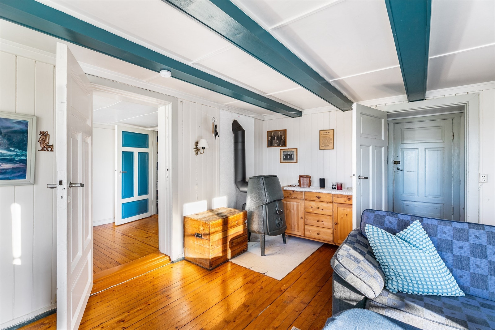 Ildstedets i våningshusets stue er i ukjent tilstand. Fukt- og sotskjolder er registrert på skorstein på loft og kjøkken. Tiltak må påregnes. Galleribilde