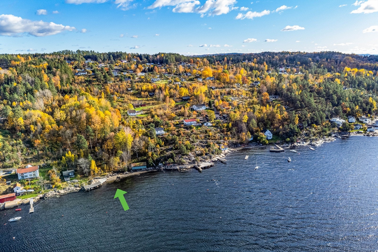 Mot sjøen har eiendommen om lag 80 meter strandlinje. Galleribilde