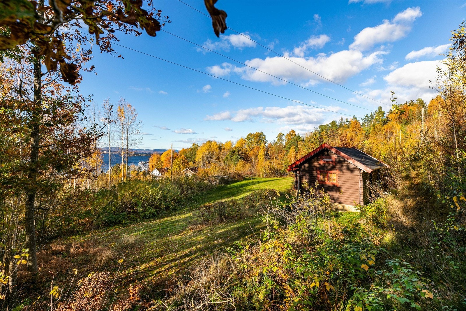 Både våningshuset og samtlige hytter har fin utsikt til fjorden. Galleribilde