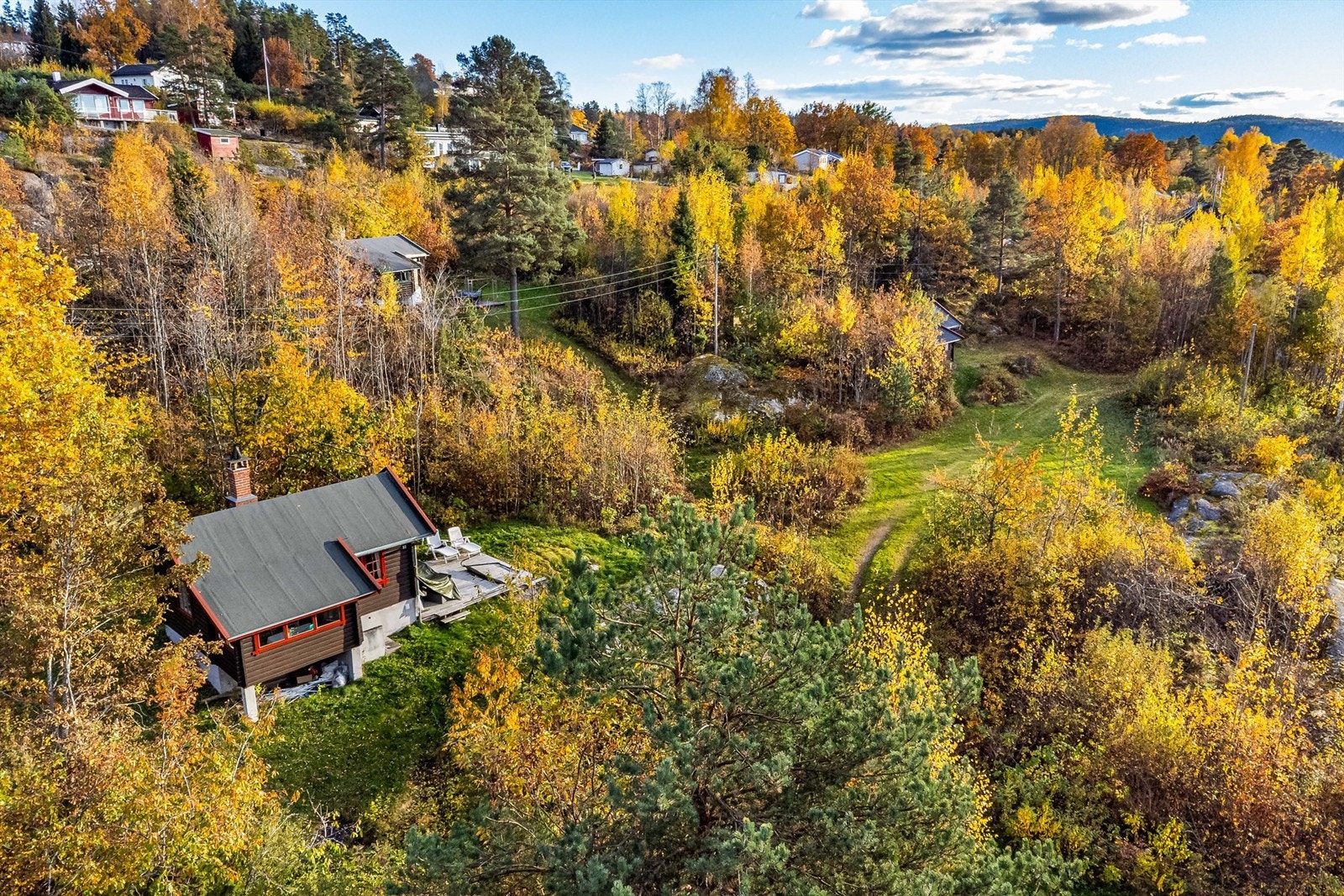 Hytte #2 ble oppført i 1932. Yttertaket er vurdert til å være fra 2013. Lafteplank på baksiden er delvis råteskadet og gitt TG 3, utbedringer må påregnes. Galleribilde