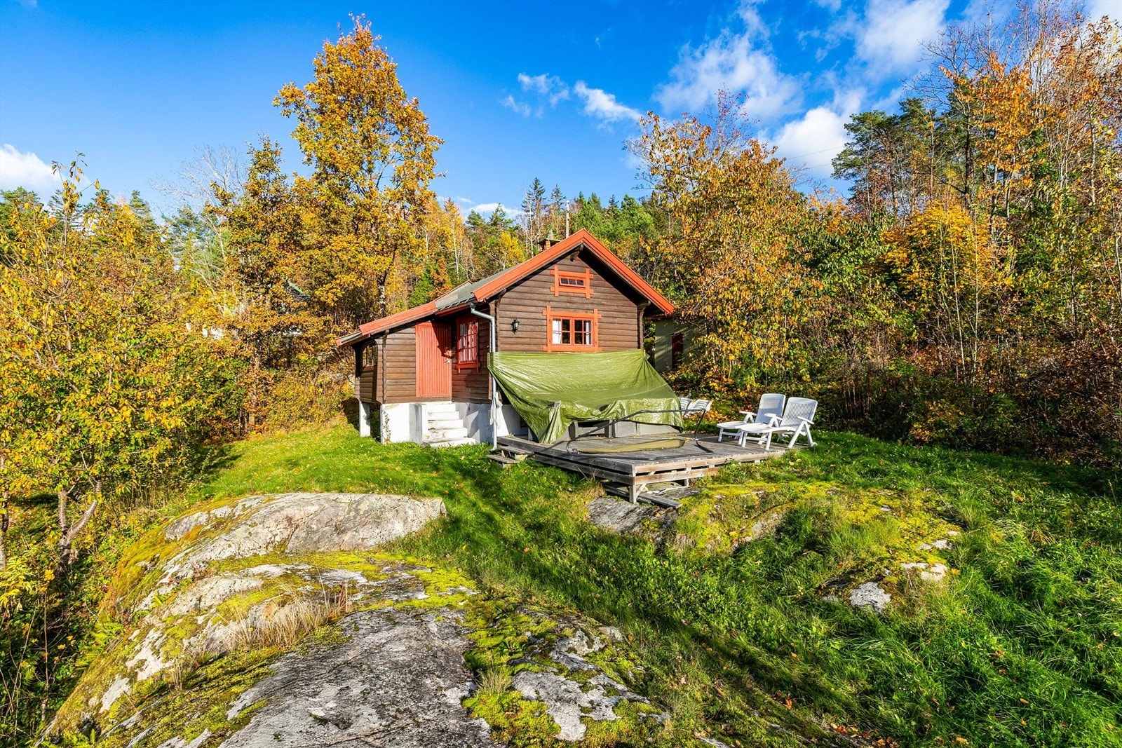 Naturlig vegetasjon omfavner hyttene. Utearealene oppleves avskjermet og usjenert. Galleribilde