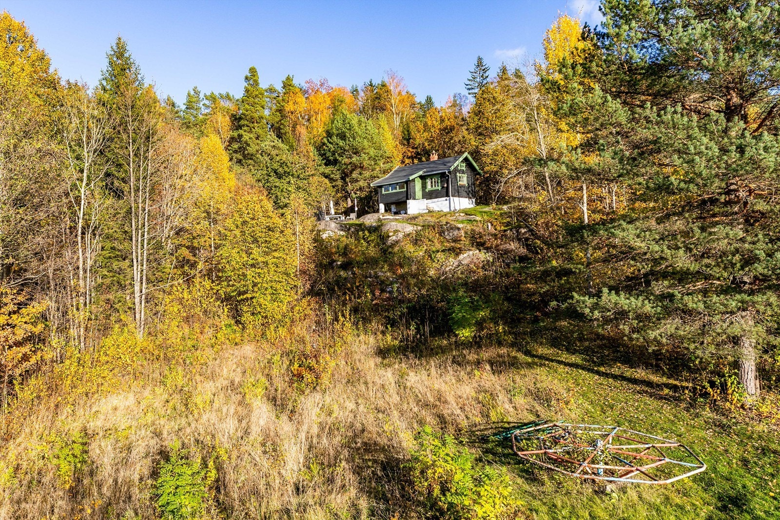 Lengst nord og innerst mot skogkanten ligger hytte #1. Galleribilde